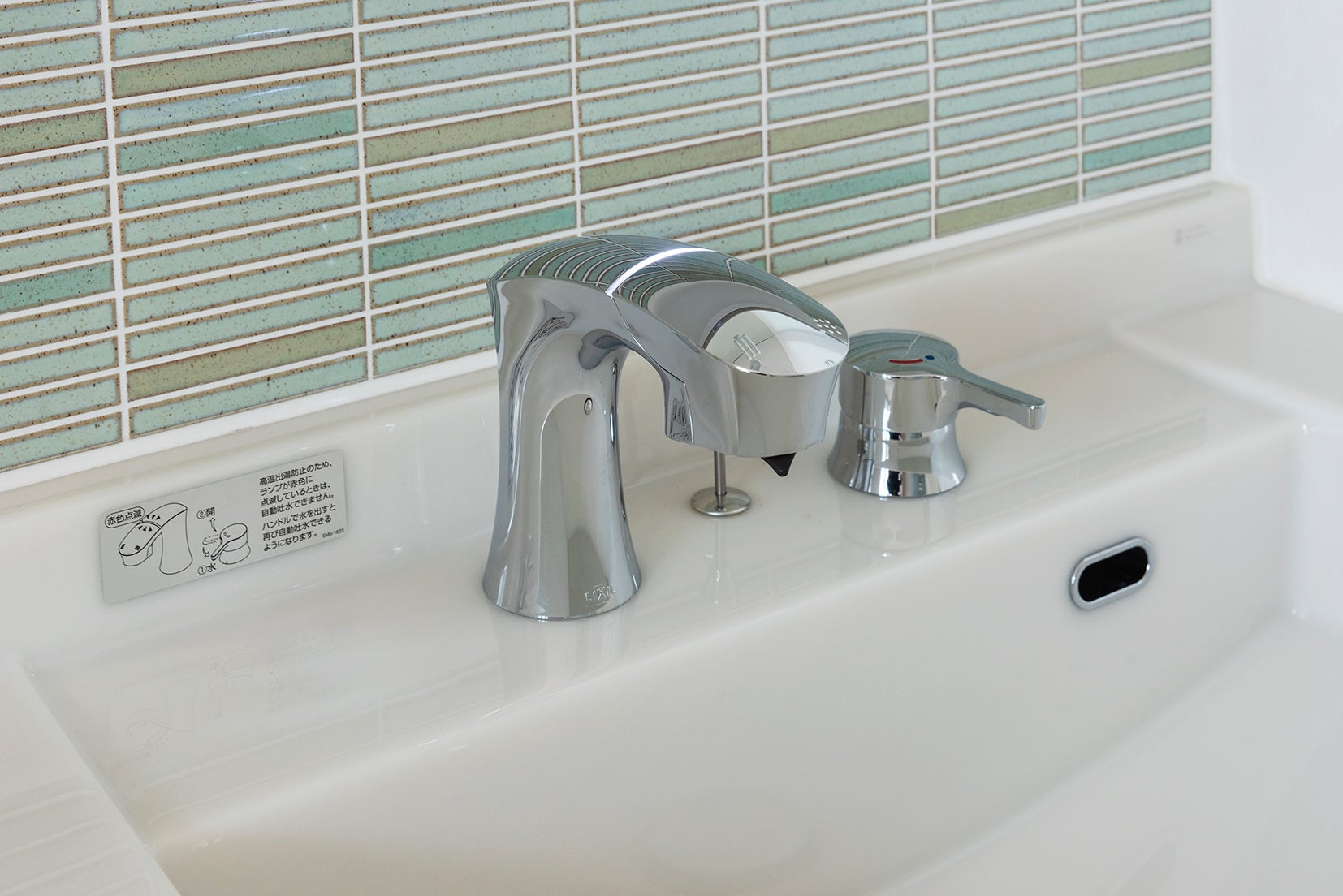 感染症予防に配慮した洗面化粧台の自動水栓