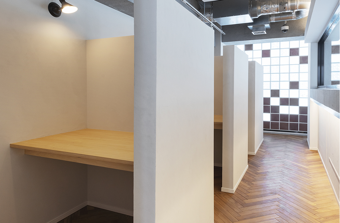 多様な働き方をサポートするパーソナルデスク