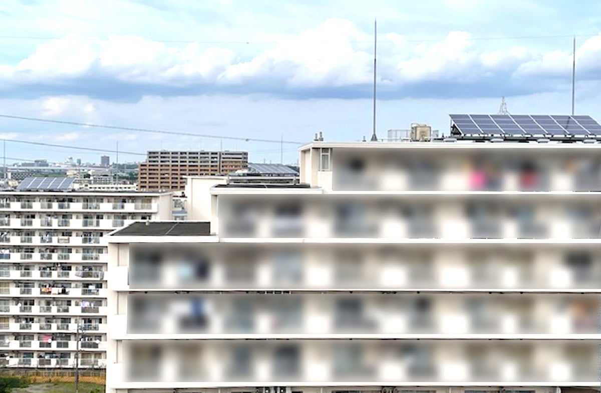 住宅の屋上に設置されている太陽光パネル