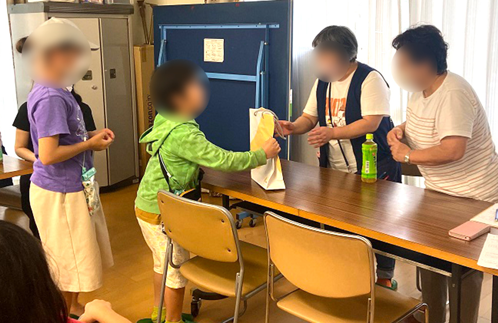 自治会役員と交流する子供たち