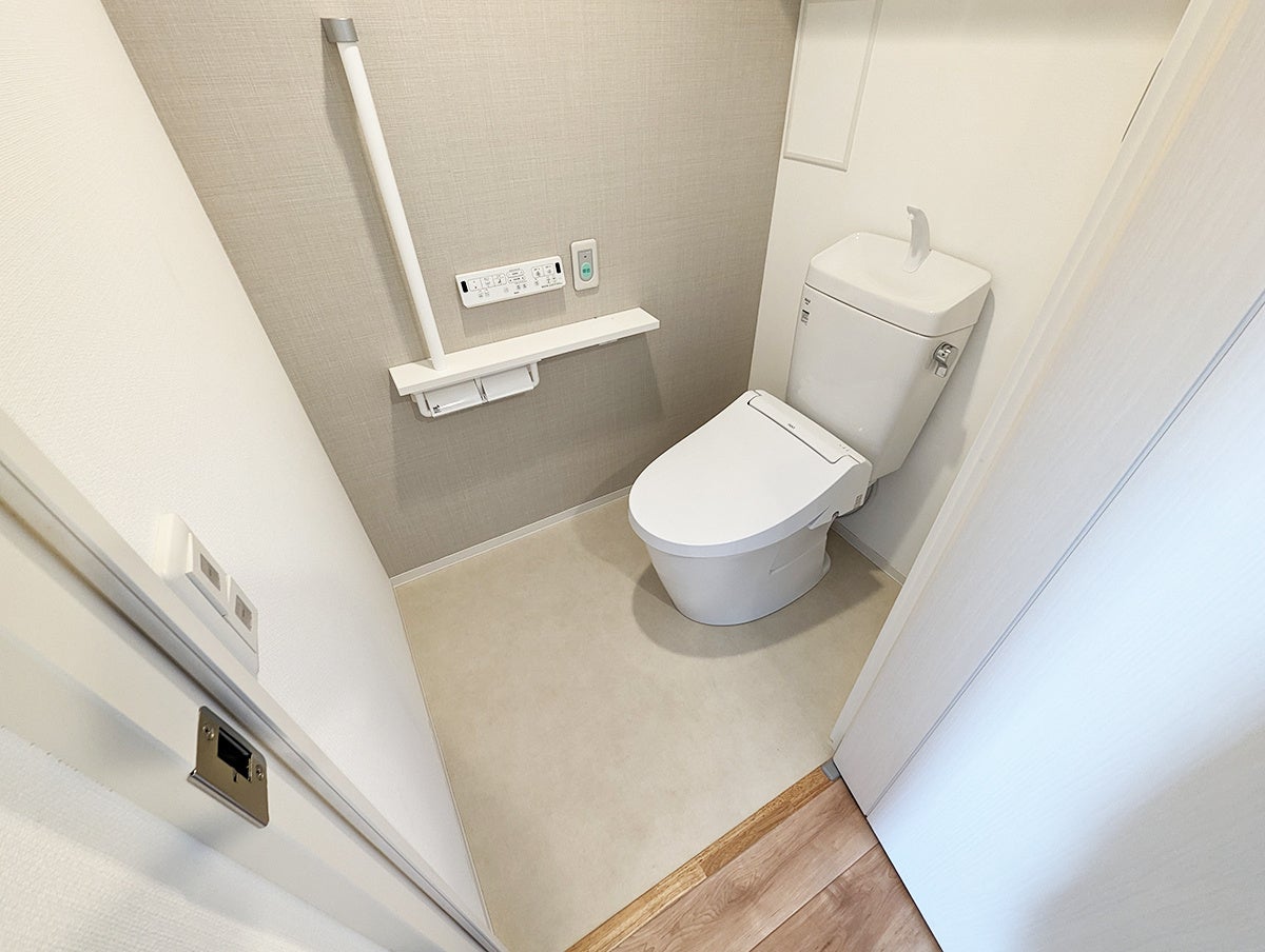 子どものトイレトレーニングなどに配慮し、親が一緒に入るためのスペースを確保