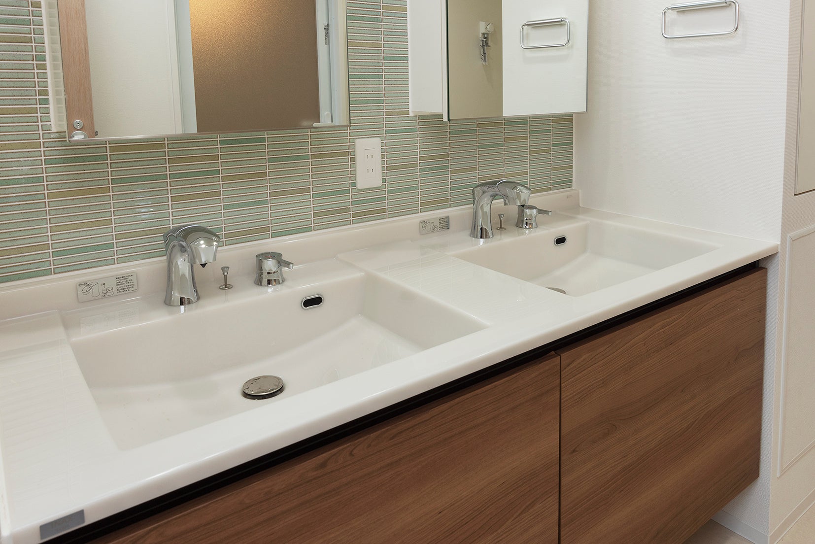 ２人同時に利用可能な２面ボウル洗面台（B401号室）