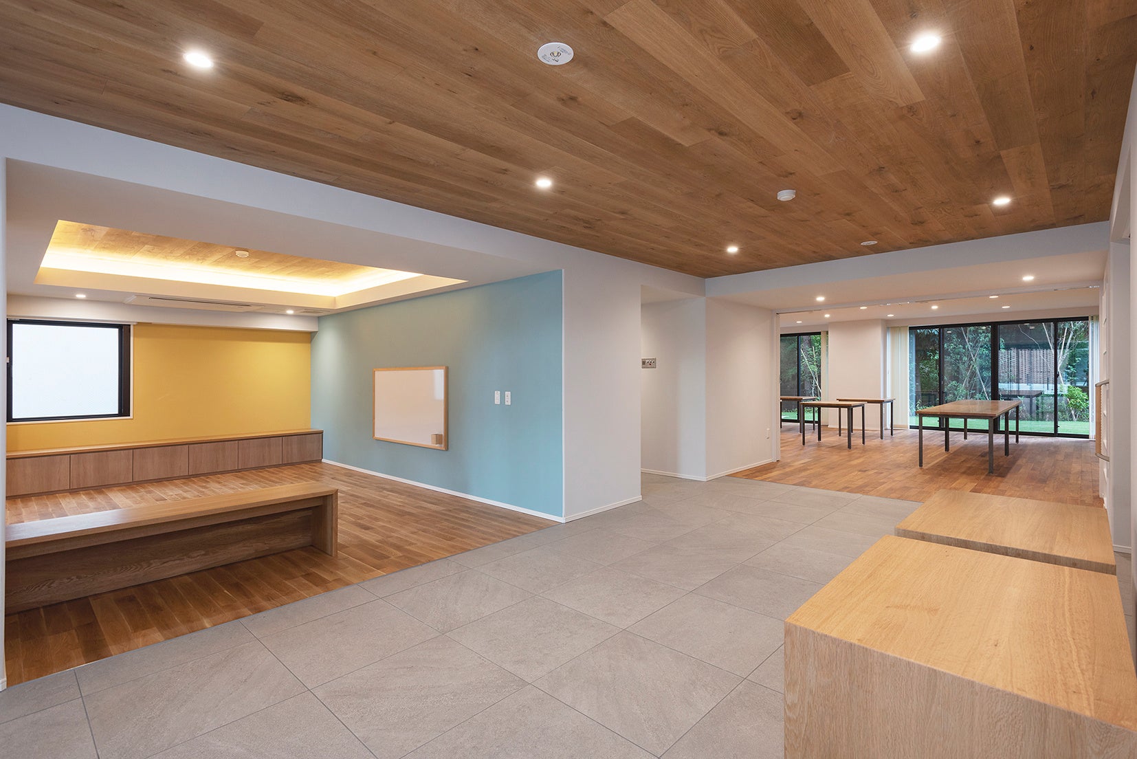 手前:キッズスペース  奥:コミュニティサロン(集会室)