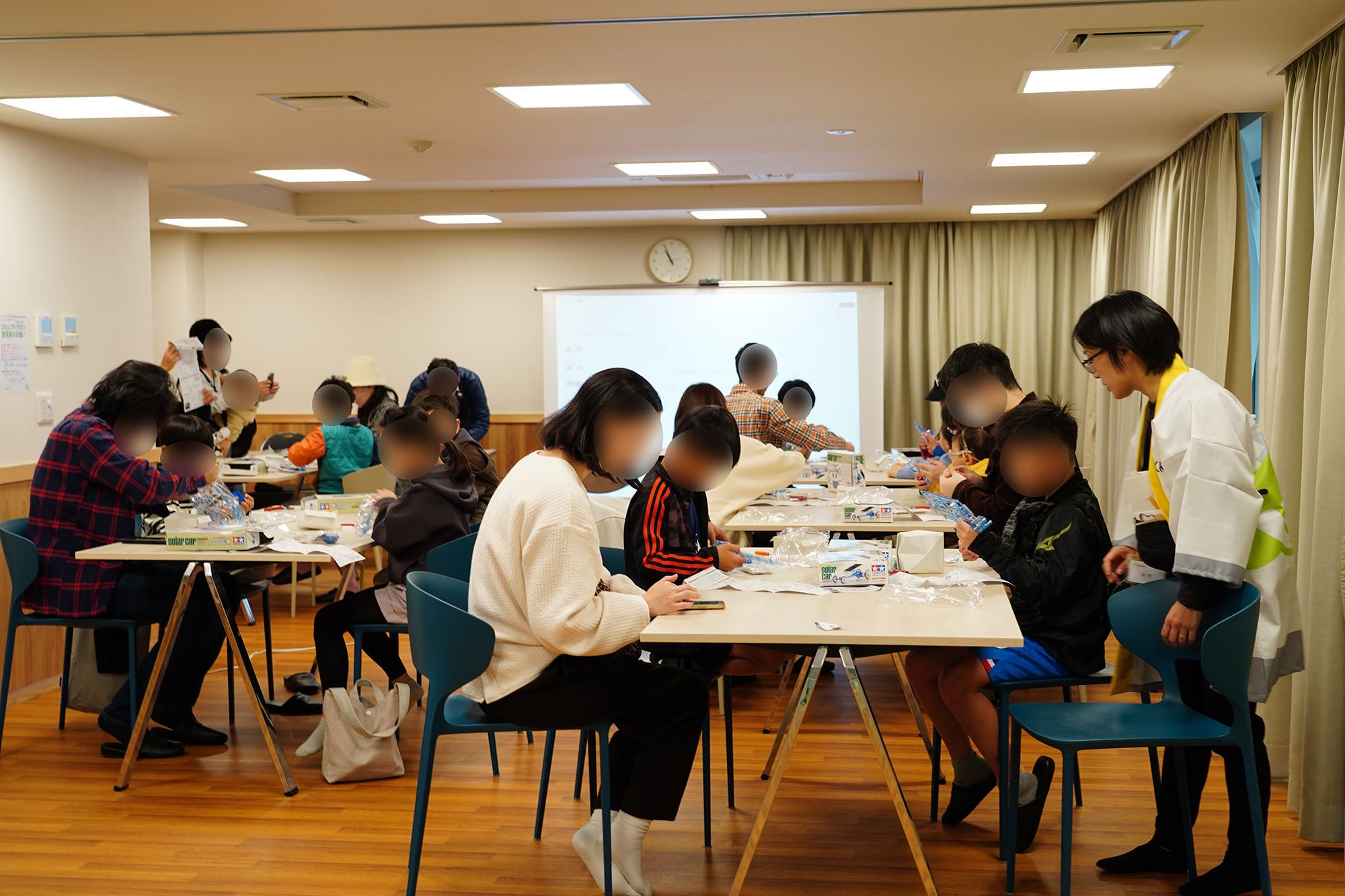 親子でミニソーラーカーを作っています！