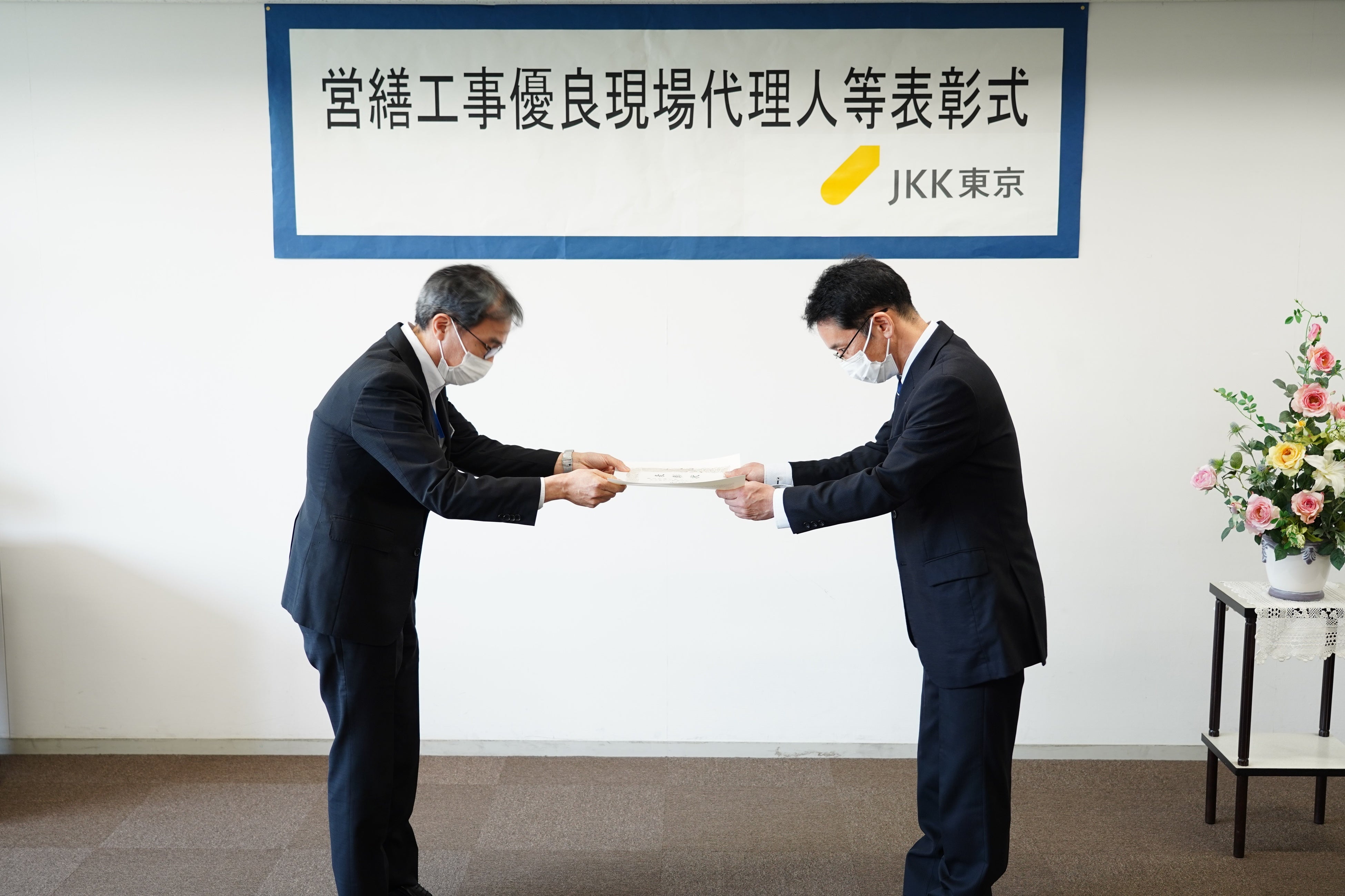 ＪＫＫ営繕・工事監理担当部長(左)より表彰状を贈呈