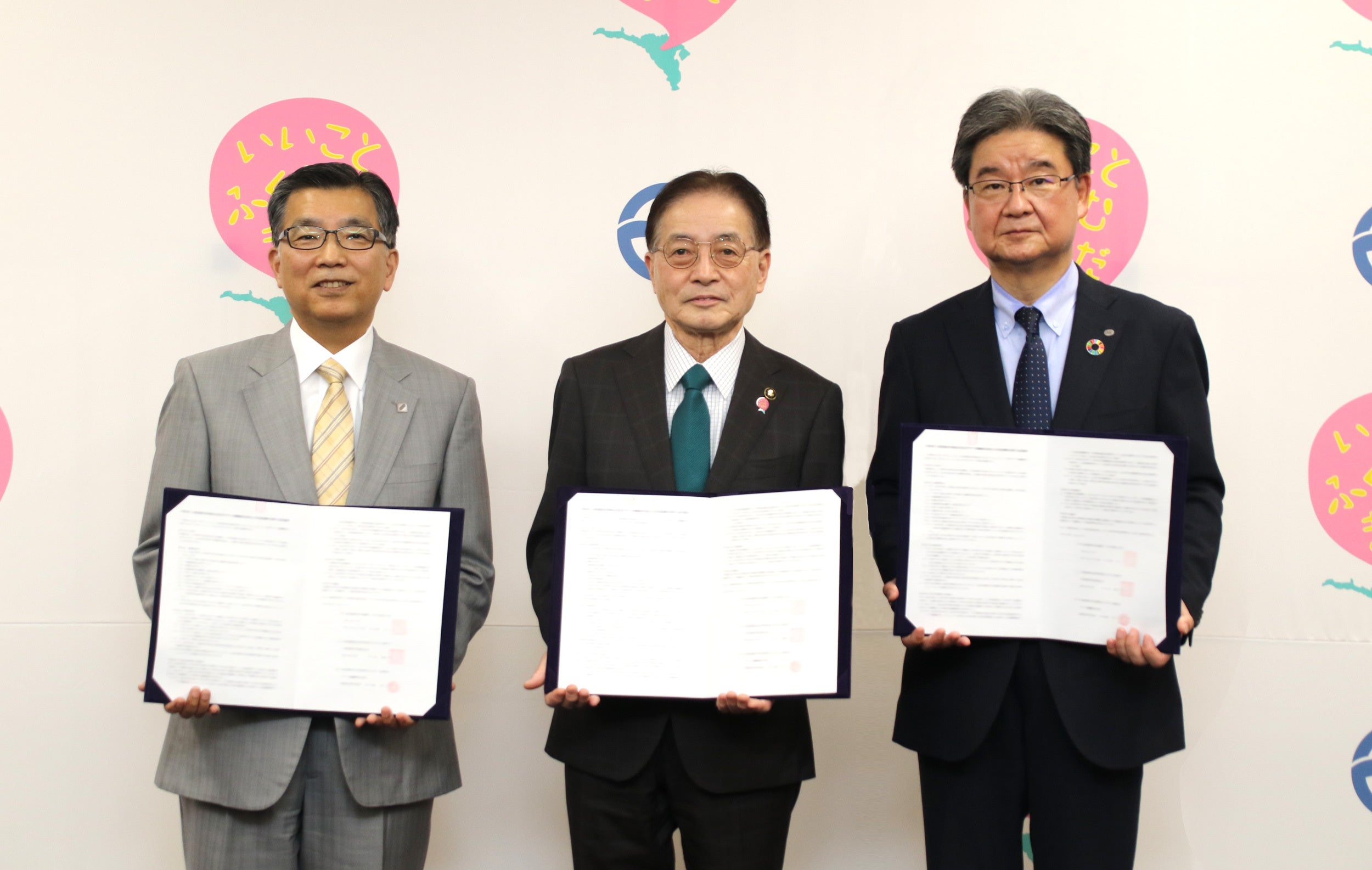 左：ＪＫＫ東京 理事長 中井敬三　中央：町田市長 石阪丈一氏　右：ヤマト運輸株式会社 代表取締役副社長 小菅泰治氏