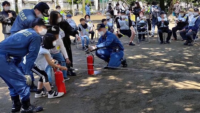 水消火器を使った消火体験