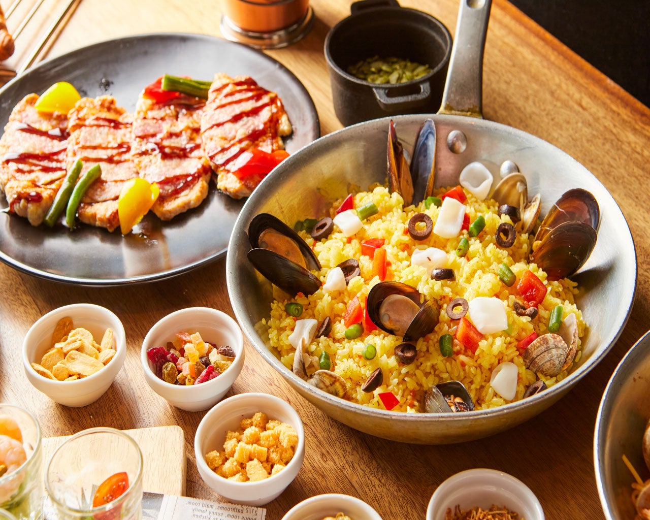 魚介がふんだんに使われた地中海風パエリヤとポークサルティンボッカ