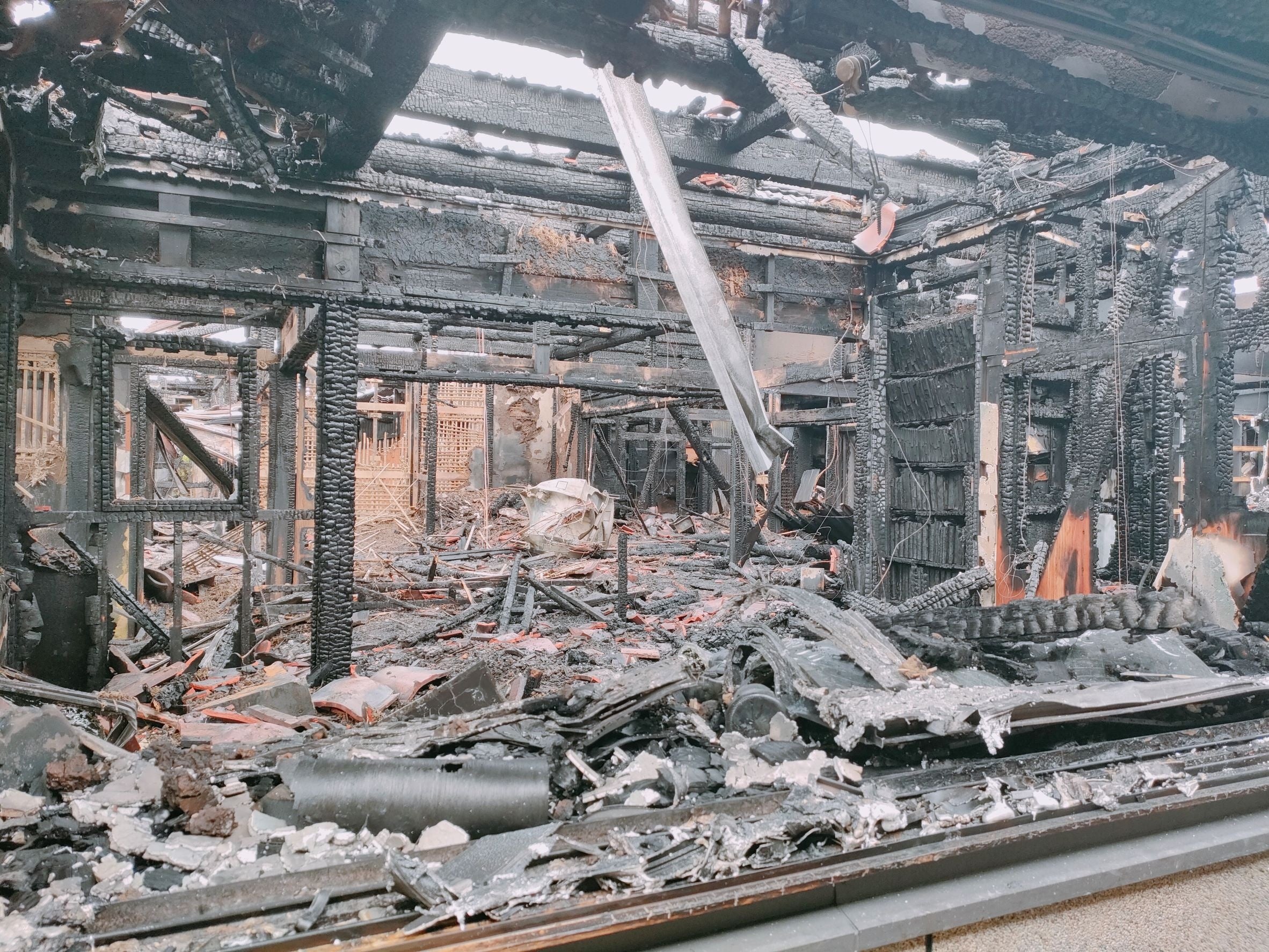 焼け崩れた本社の入った建物