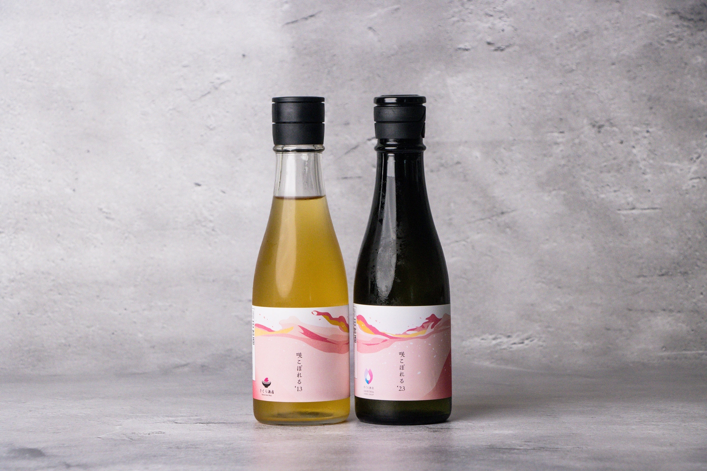 左：咲こぼれる’13（大塚酒造） 右：咲こぼれる’23（御代桜醸造）