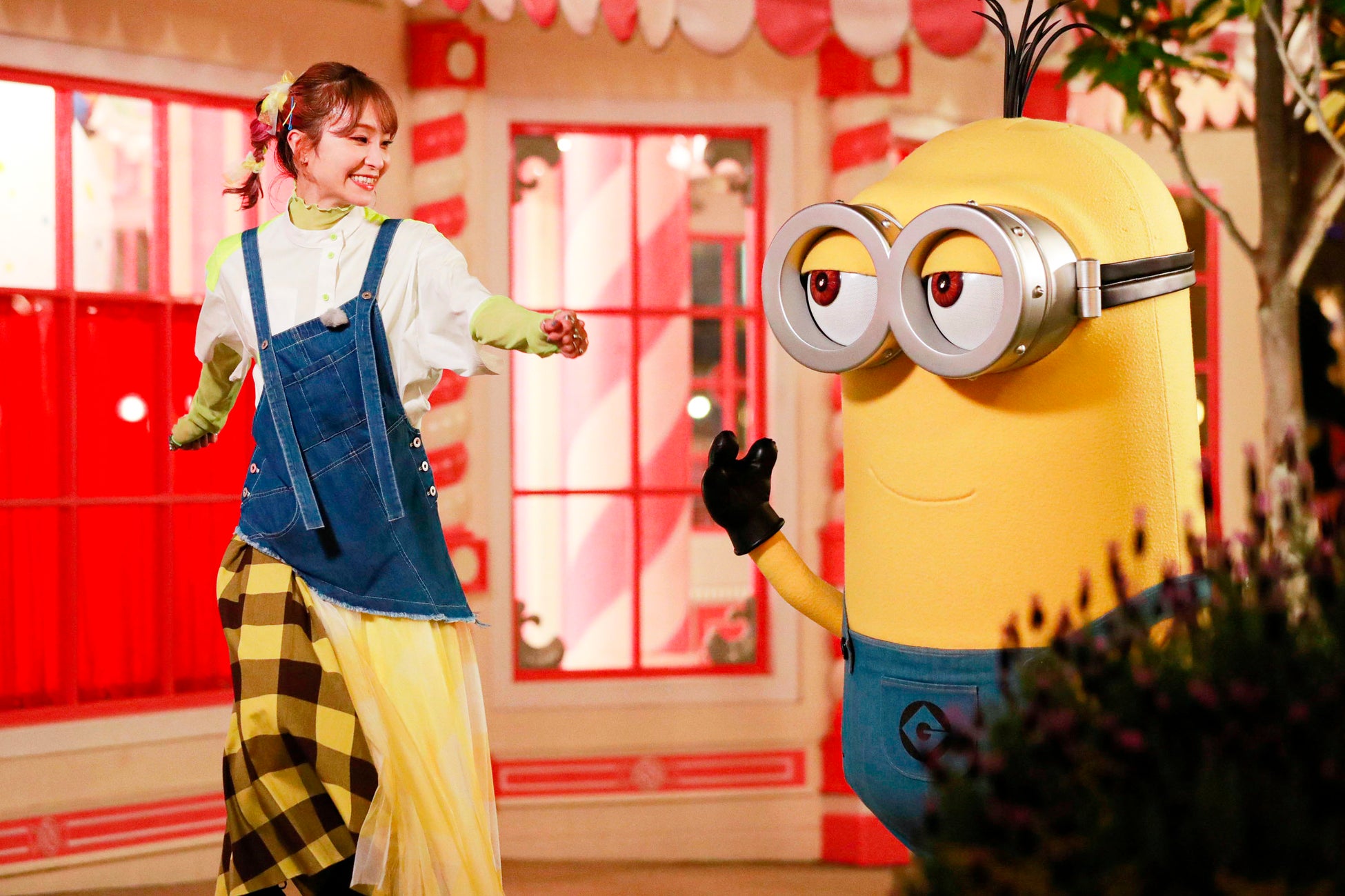 熱狂的なミニオンファンのlisaさんが新作映画 ミニオンズ フィーバー に登場するnewコスプレ姿のミニオン たちとハチャメチャフィーバーなダンスを披露し超元気 合同会社ユー エス ジェイのプレスリリース 熱狂的なミニオンファンのlisaさんが新作映画 ミニオンズ フィーバー に登場するnewコスプレ姿のミニオン たちとハチャメチャフィーバーなダンスを披露し超元気 合同会社ユー エス ジェイのプレスリリース