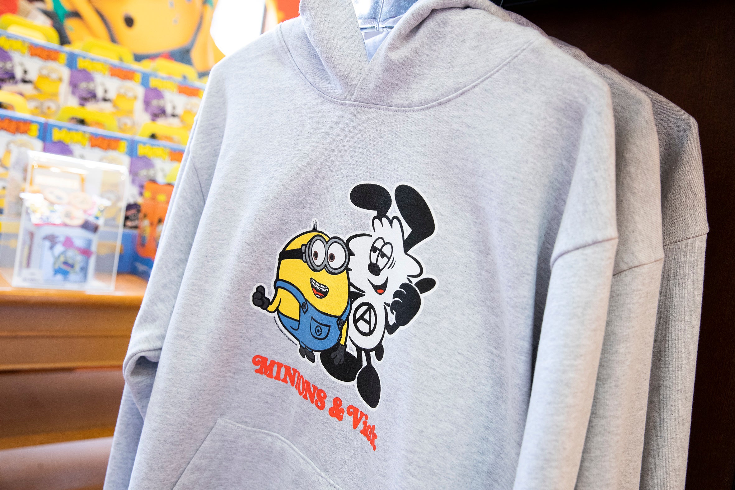 VERDY ミニオンズ パーカー グレー ファッション業界も注目のコラボレーション「Minions」×「VERDY