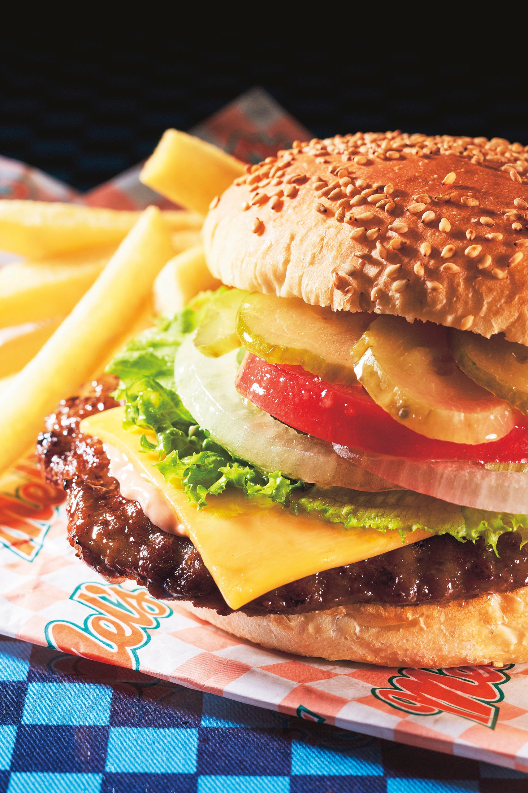 メルズ・ドライブイン：クラシックチーズバーガー、フライドポテト