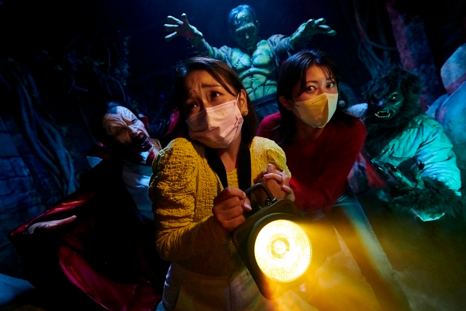 ハロウィーン ホラー ナイト 3年ぶりに完全復活 パーク史上最多種 のゾンビが大量出没する ストリート ゾンビ ドラキュラや狼男 伝説のモンスターから逃げ惑う新ホラー メイズ 合同会社ユー エス ジェイのプレスリリース ハロウィーン ホラー ナイト 3年ぶりに完全復活 パーク史上最多種 のゾンビが大量出没する ストリート ゾンビ ドラキュラや狼男 伝説のモンスターから逃げ惑う新ホラー メイズ 合同会社ユー エス ジェイのプレスリリース