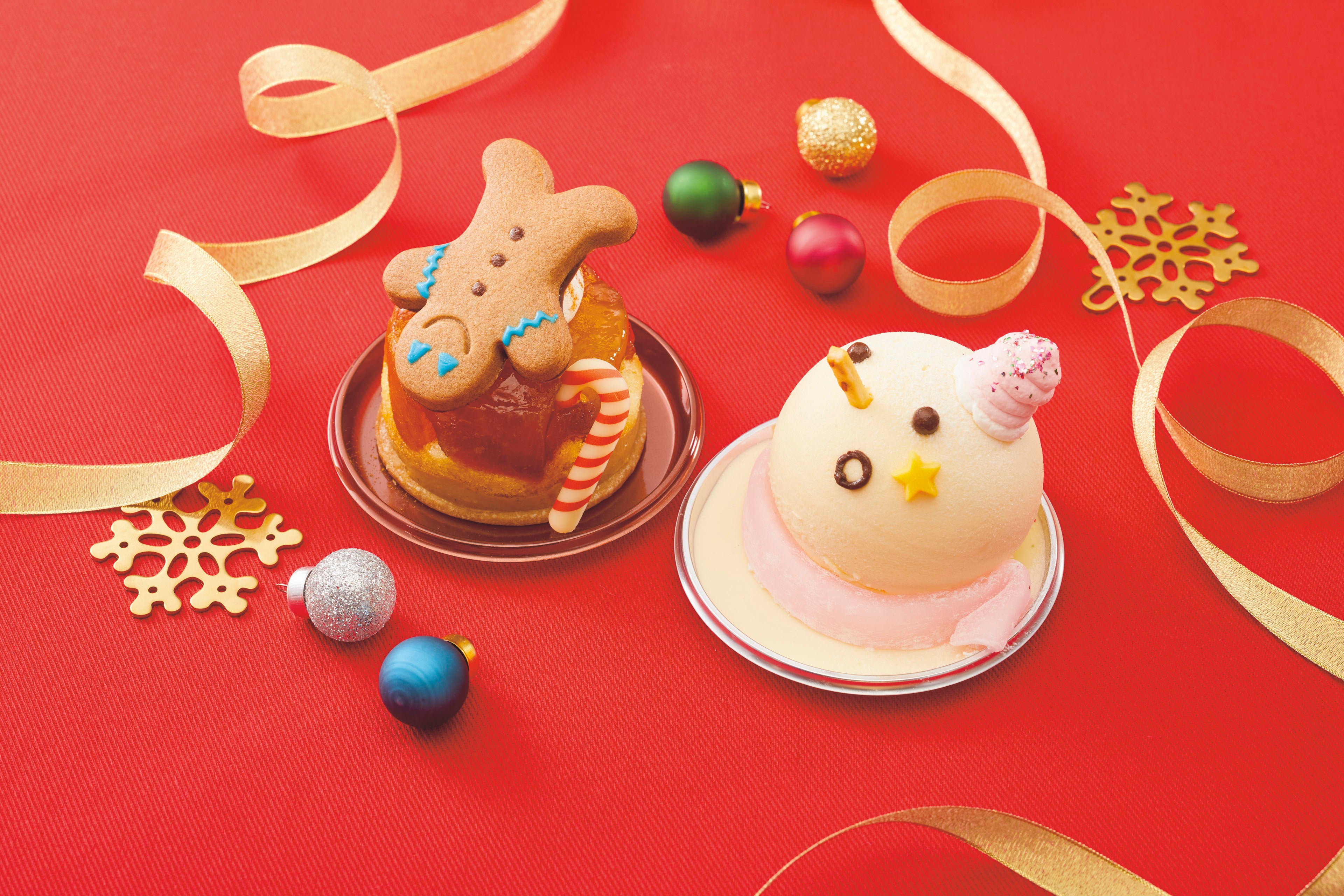 （左）ジンジャーブレッドマンのリンゴのタルトタタン（右）おとぼけスノーマンのホワイトチョコムース