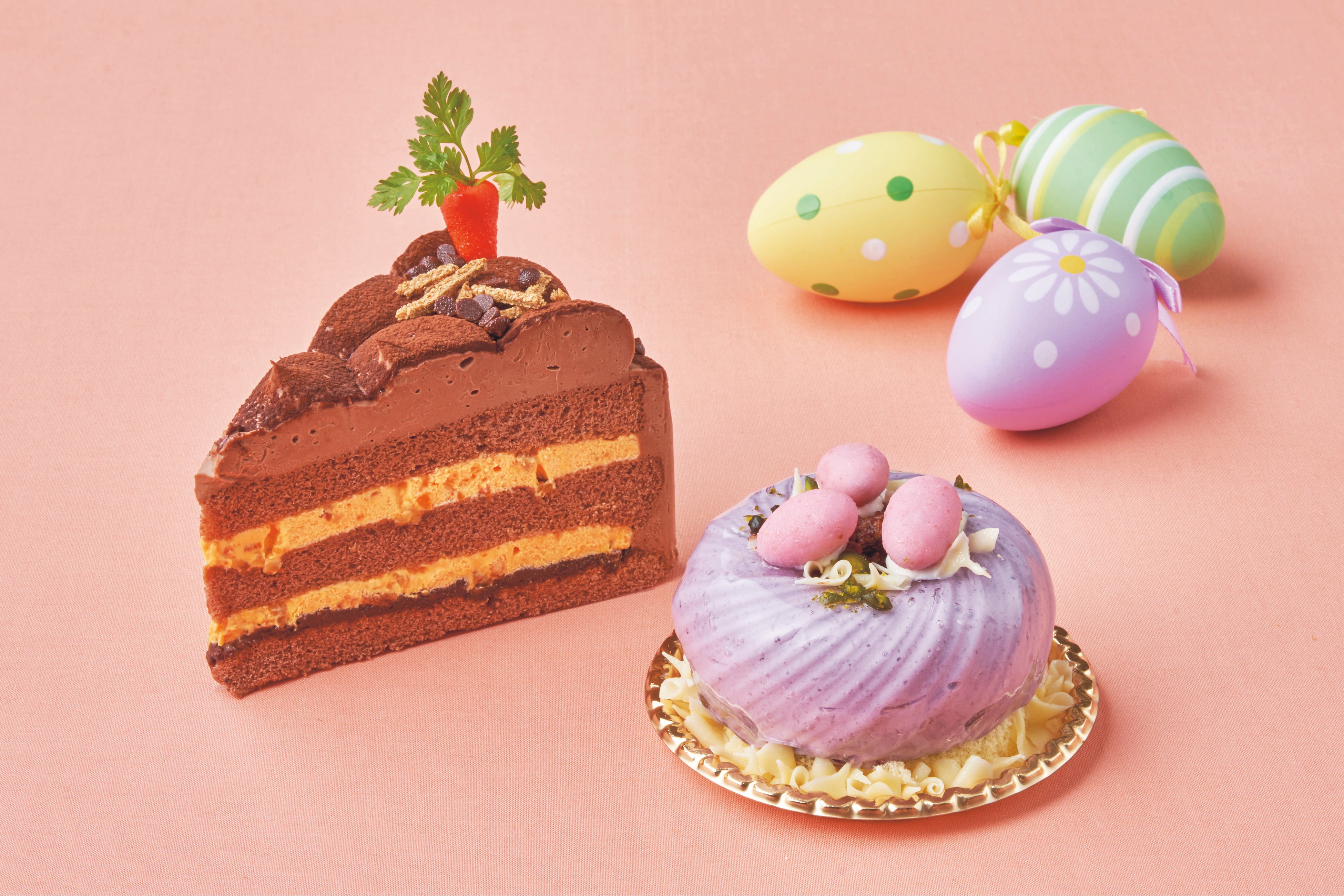 （左）ニンジン畑!のチョコレートケーキ （右）イースター・エッグ  ～ストロベリーアーモンド＆ブルーベリームース～