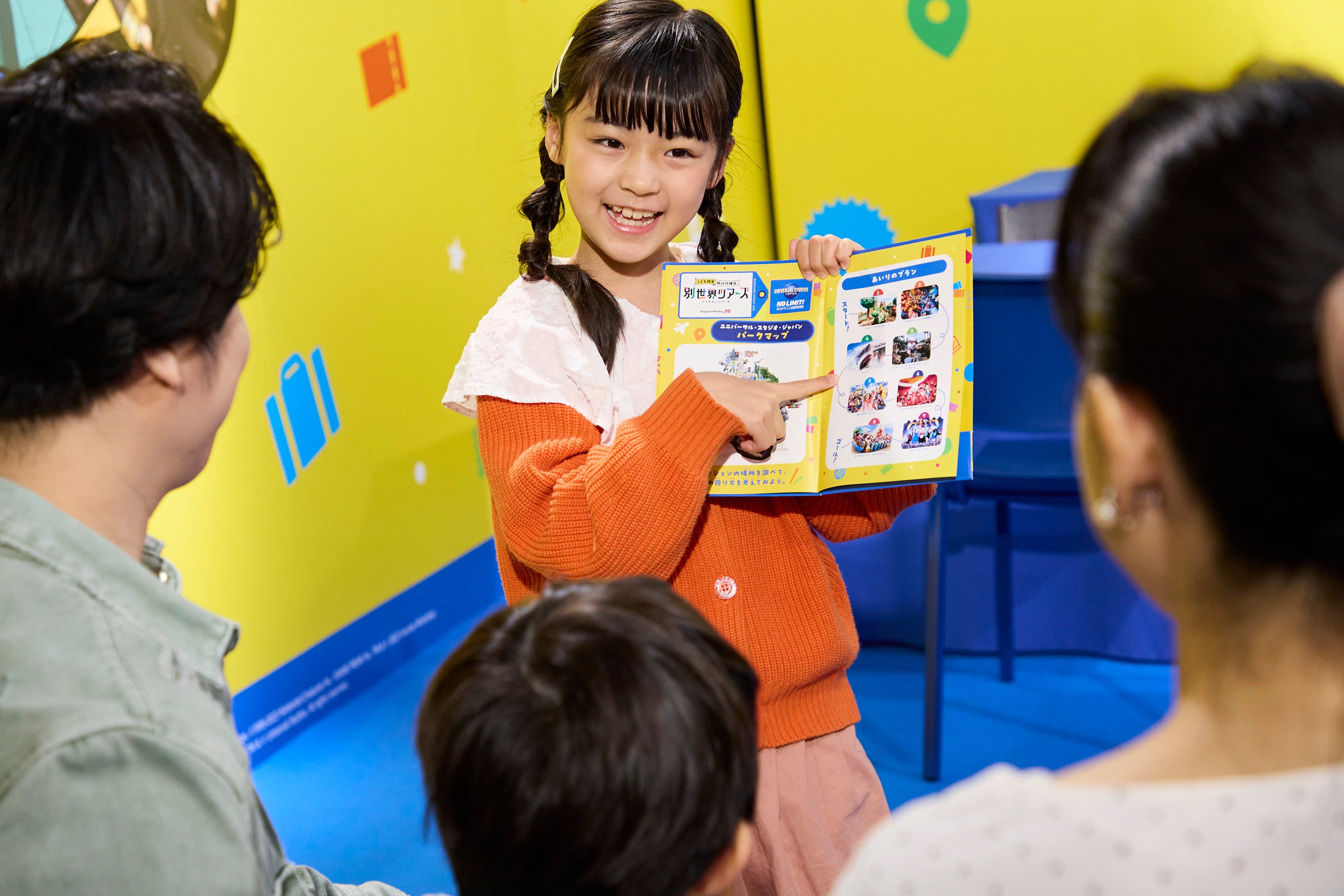 家族へプレゼンテーションをしている様子①