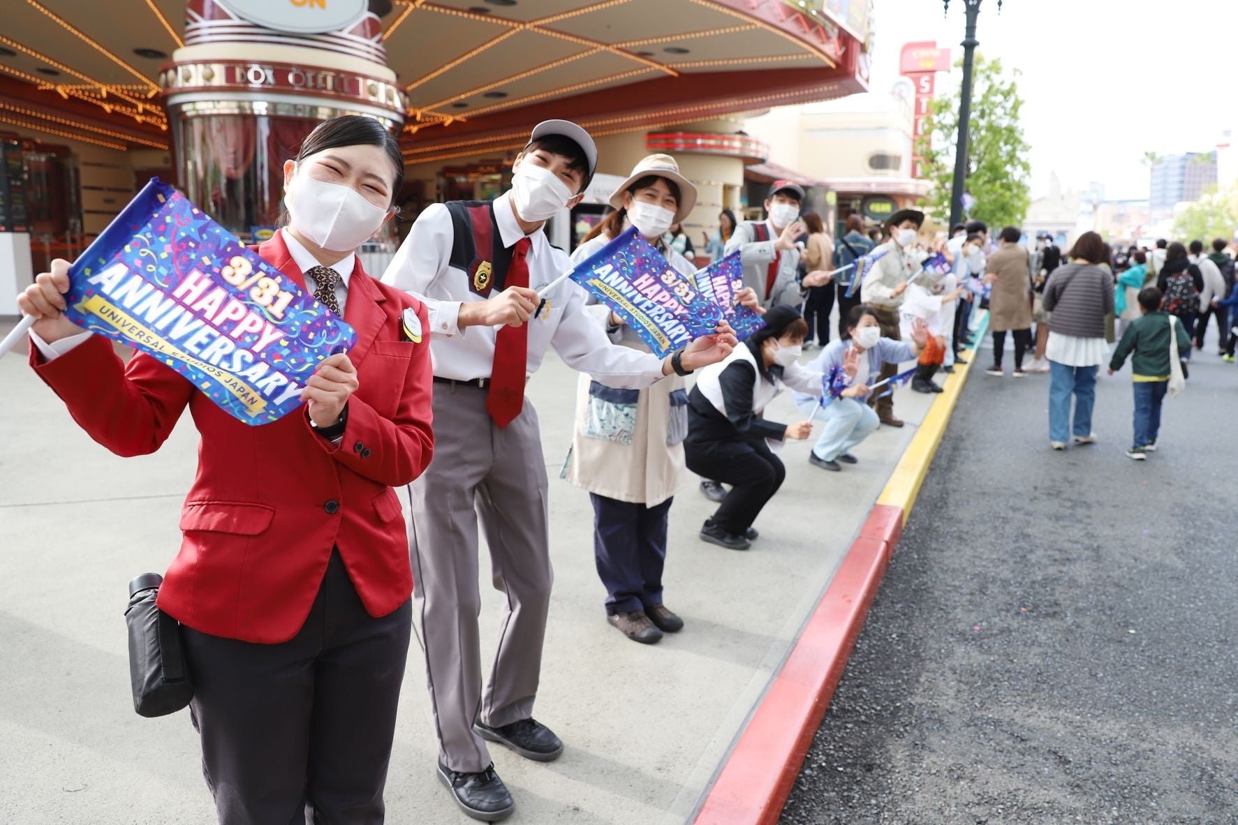 今朝のアニバーサリー・グリーティングの様子。 パークオープン直後には、約150名のクルーがこの日のためのスペシャル・フラッグを持って、ゲストの皆様を笑顔でお迎えいたしました。