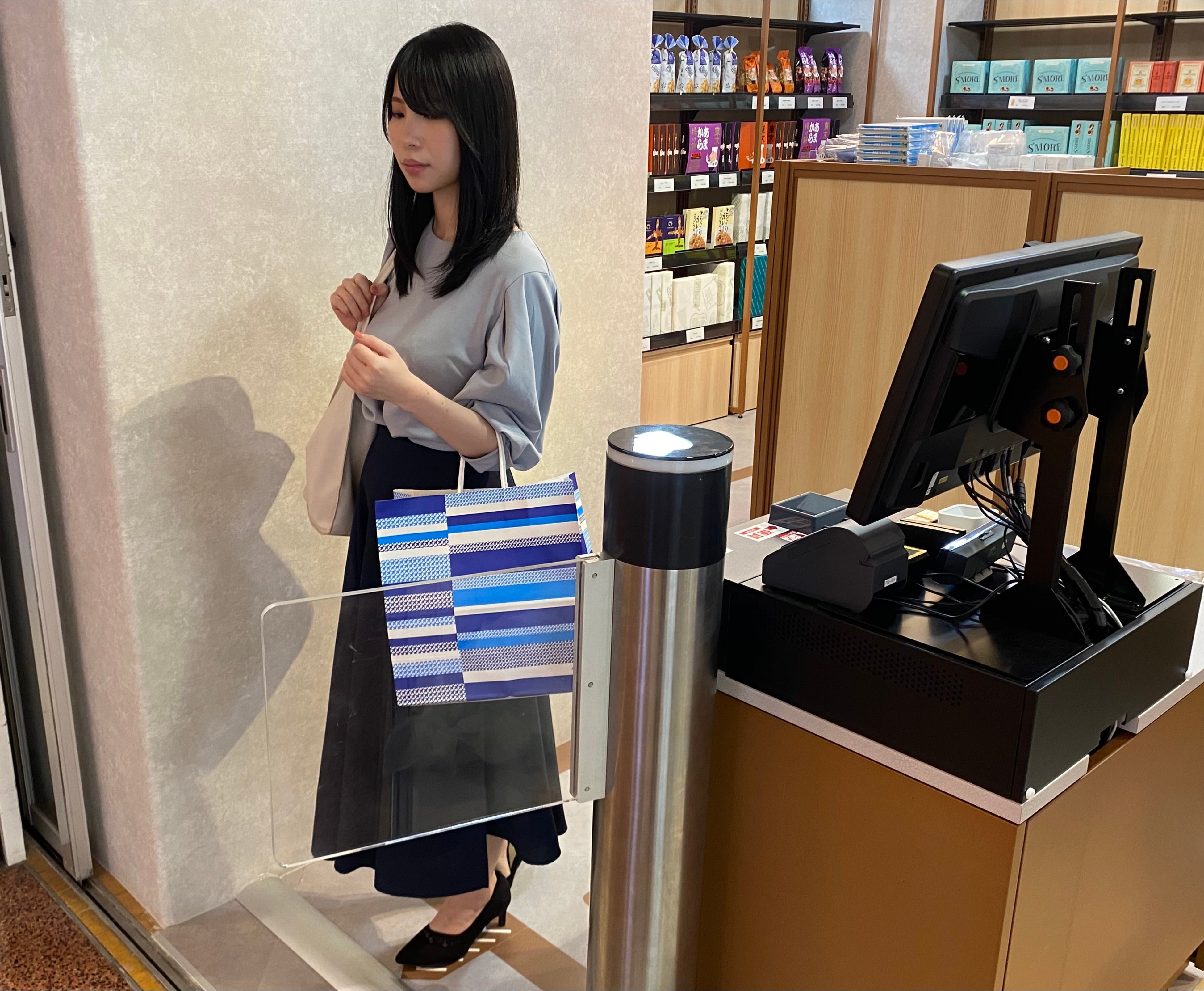 ④出口ゲートから退店する。