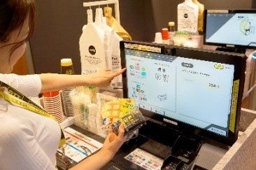 ③出口のディスプレイで購入商品を確認して決済