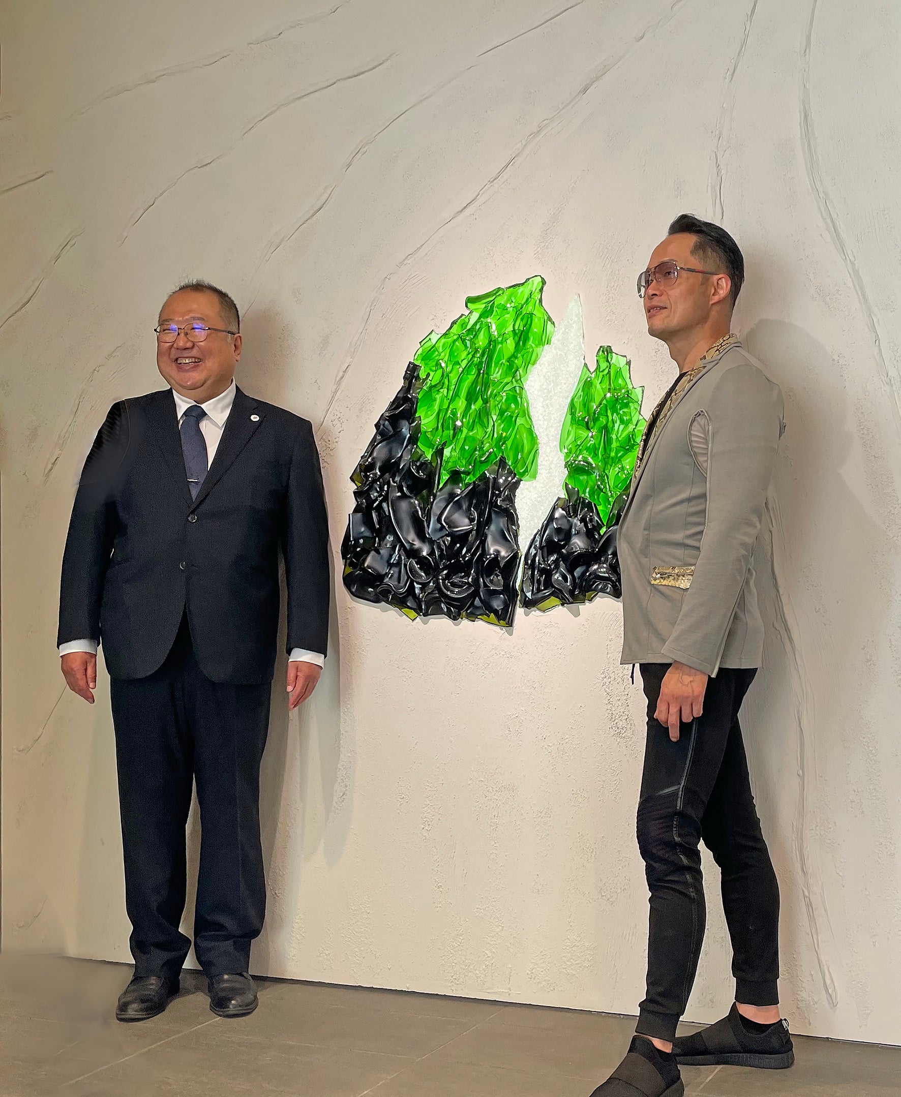 清水清三郎商店 ６代目当主 清水慎一郎氏（左）