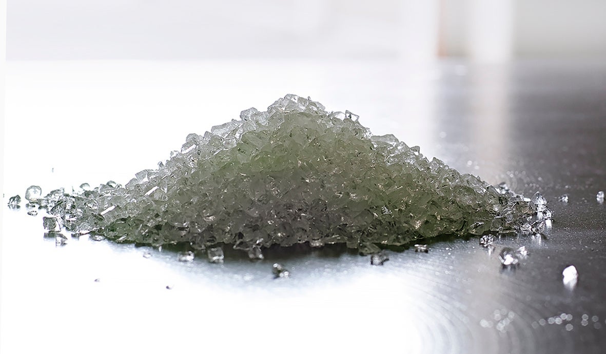 廃棄された太陽光パネルから分別 洗浄 粉砕された再資源化ガラス 