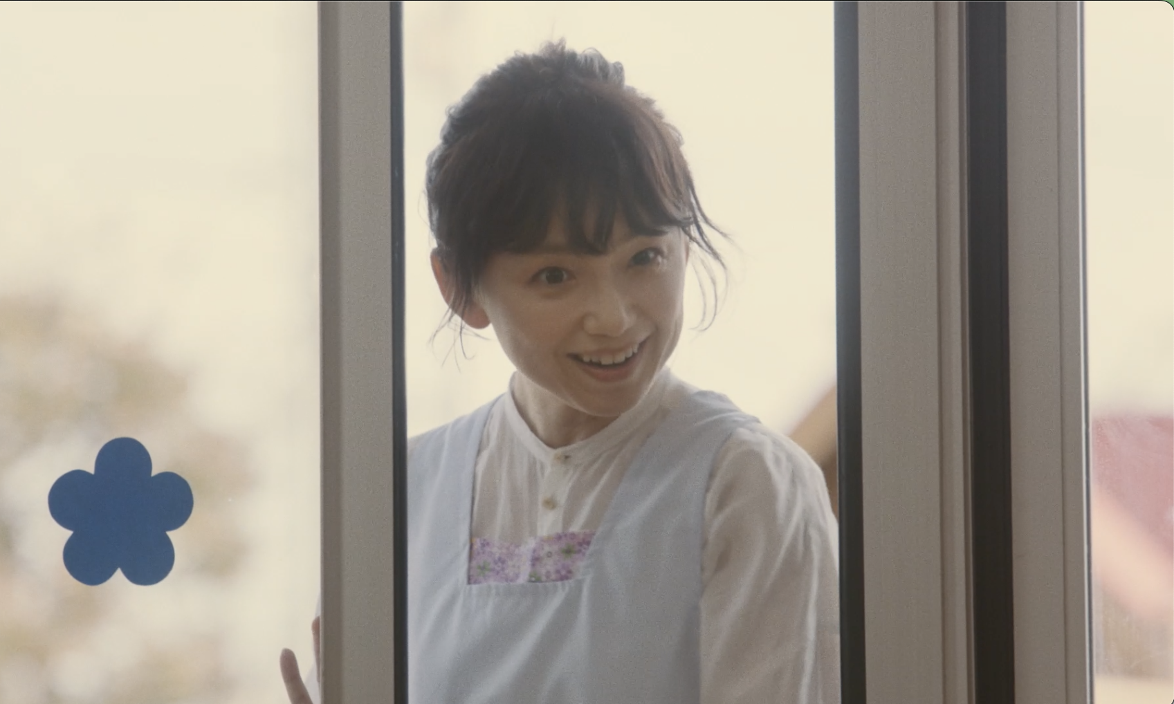 幼稚園先生役を演じる「中小企業からニッポンを元気にプロジェクト」公式アンバサダーの永作博美さん（マウスピース矯正「hanaravi」のウェブCMから）