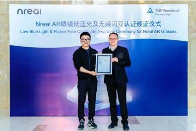 認証書授与式:Nrealの創業者兼CEOのXu Chi氏(左)とテュフ ラインランド ビジネスフィールド エレクトリカルのグローバルバイスプレジデントのフランク・ホルツマン