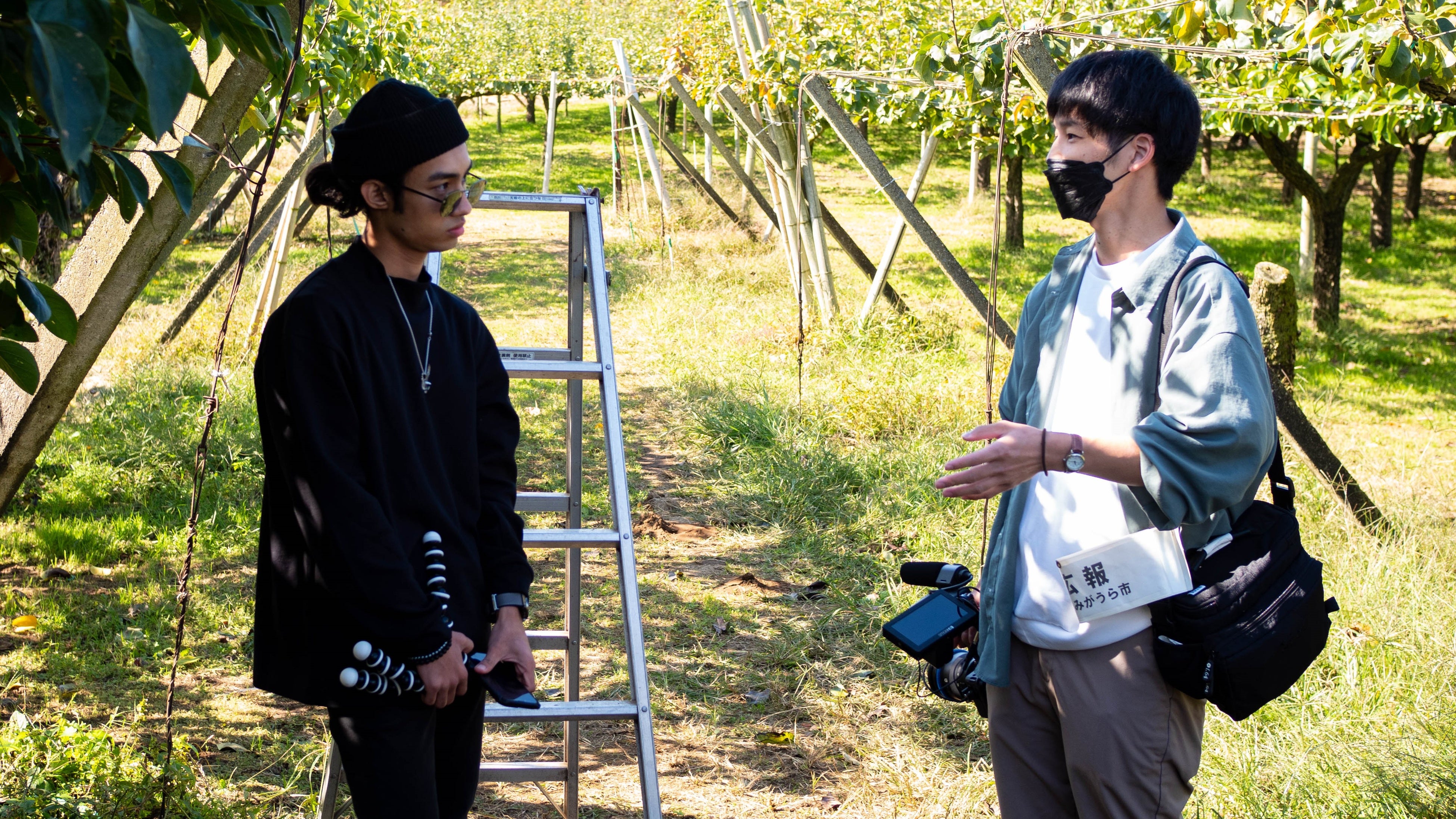 果樹園にて現地の特産品に触れながら、マイプロダクトの映像クリエイターによる撮影のレクチャー