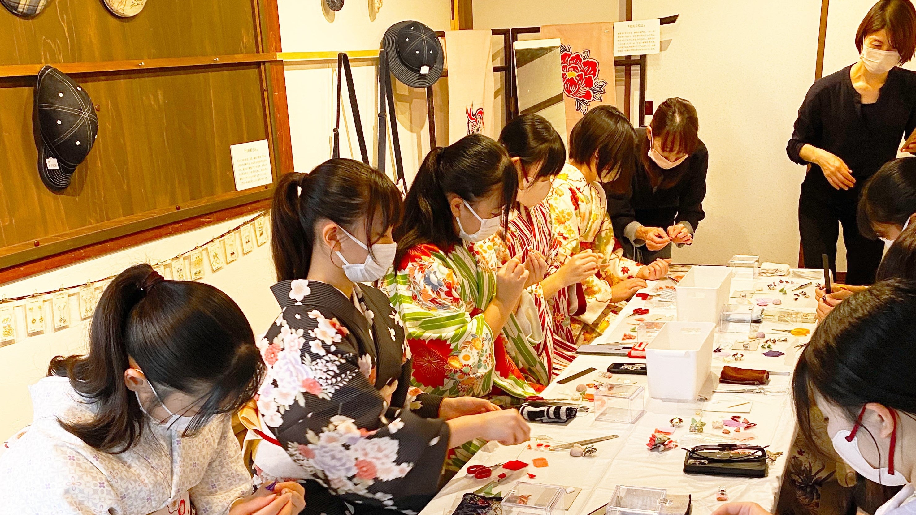 日本の伝統文化である着物着付けと、それに合わせる小物づくりを体験。昼食時には着物を着て街中を散策しました