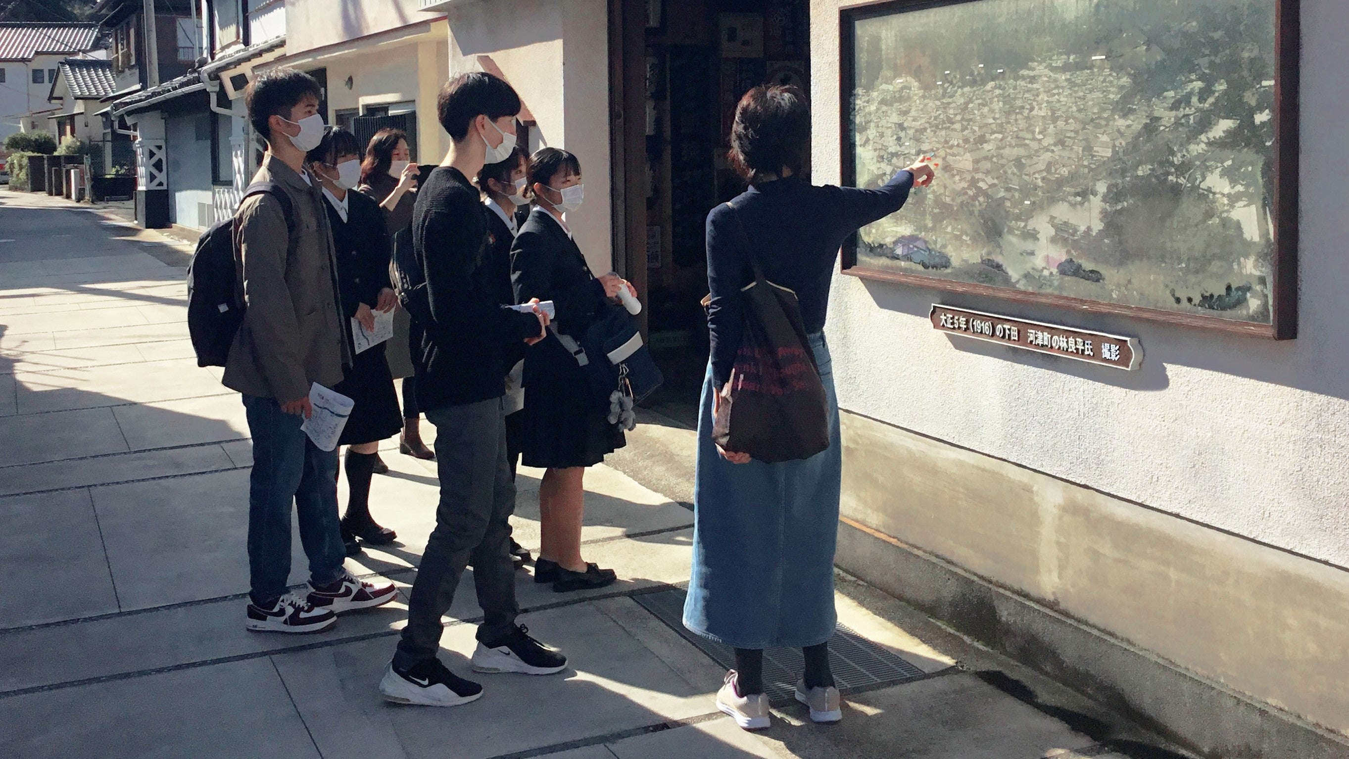 タウンガイドと共に、歴史ある下田の町を散策。下田にあるさまざまなお店にも訪問し、現地の人との交流を深めました