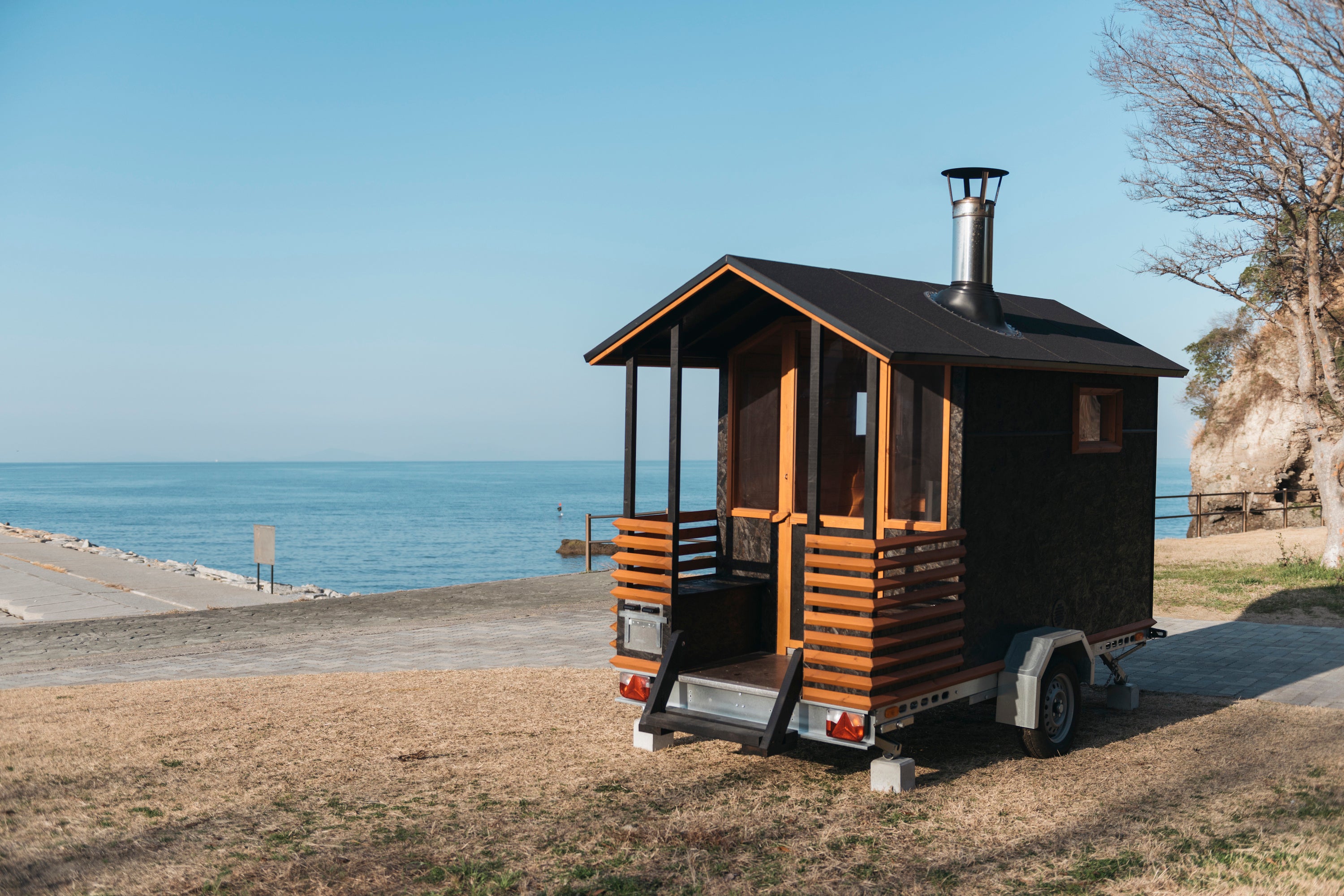 セルフロウリュを楽しめる薪式トレーラーサウナ