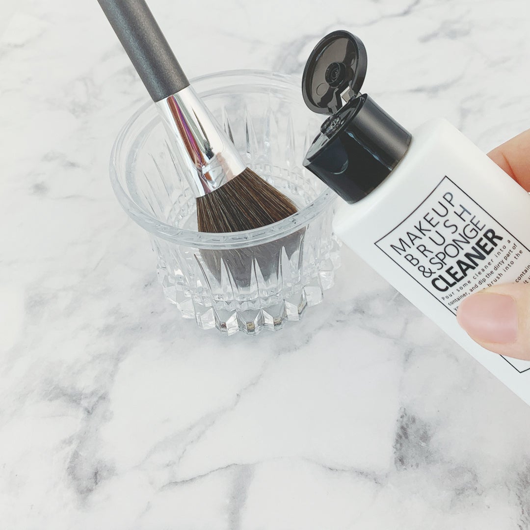 ＜メイクブラシを洗う場合＞ 容器の中にクリーナーを入れ 円を描くように洗います