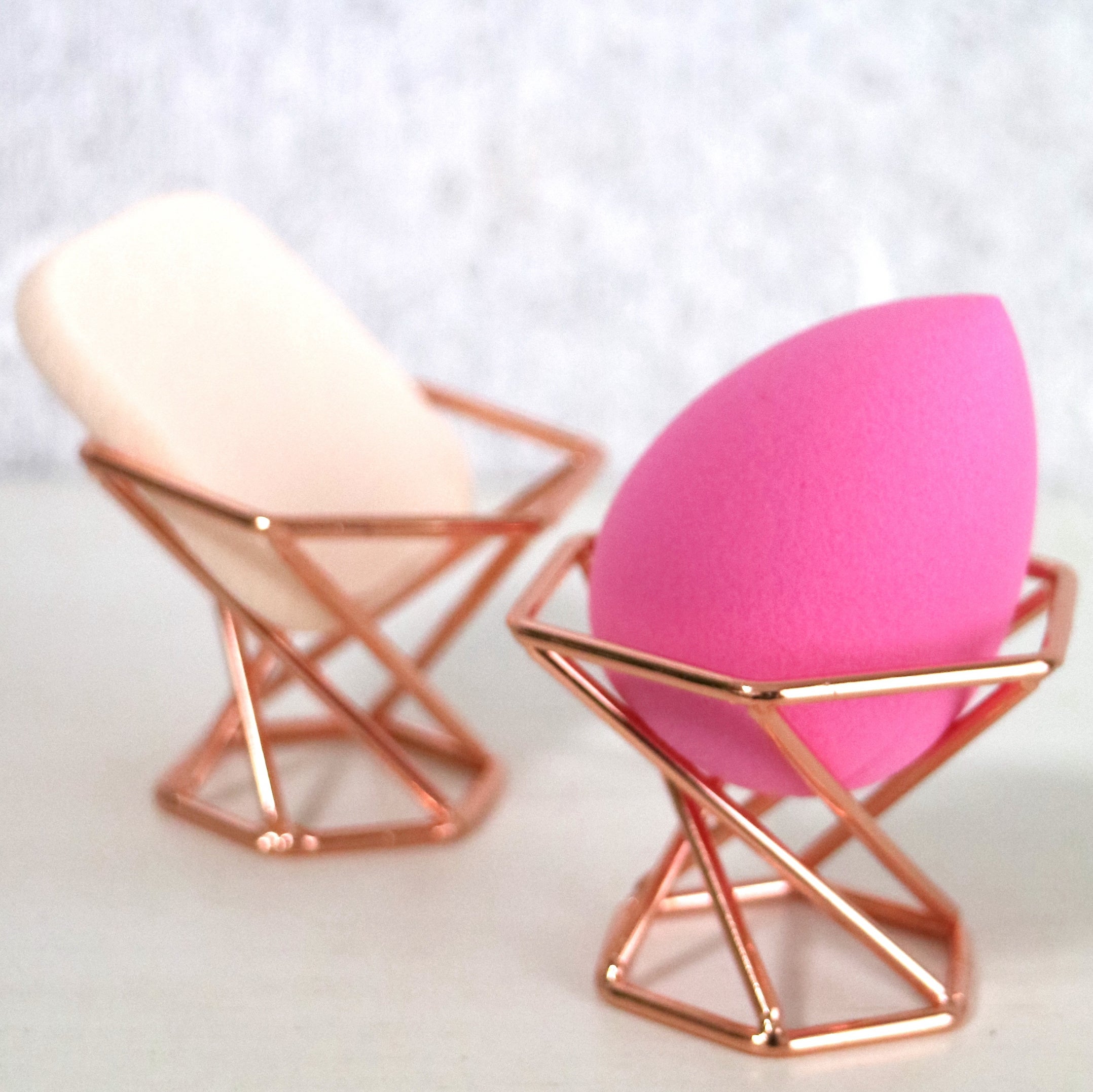 立体タイプのスポンジは中まで洗浄液を含ませ押し洗い。風通しの良い日陰でよく乾かしてください