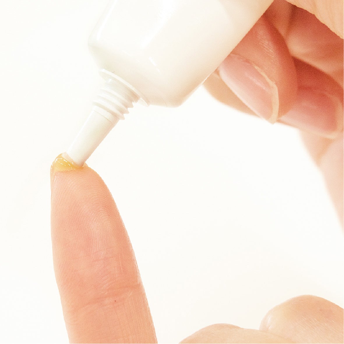 爪の裏の「ハイポニキウム」にも付けやすい先細チューブ