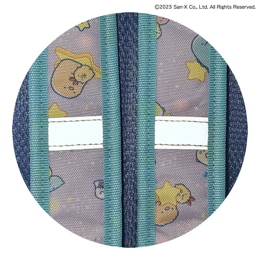 肩ストラップ部分には 暗所で光る反射テープ付き