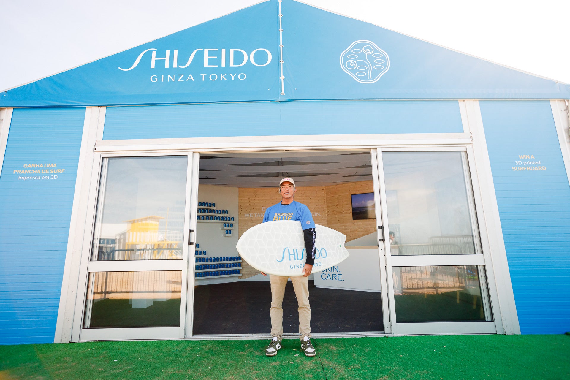 写真5　ブース前でオリジナルサーフボードを持つ五十嵐カノア選手