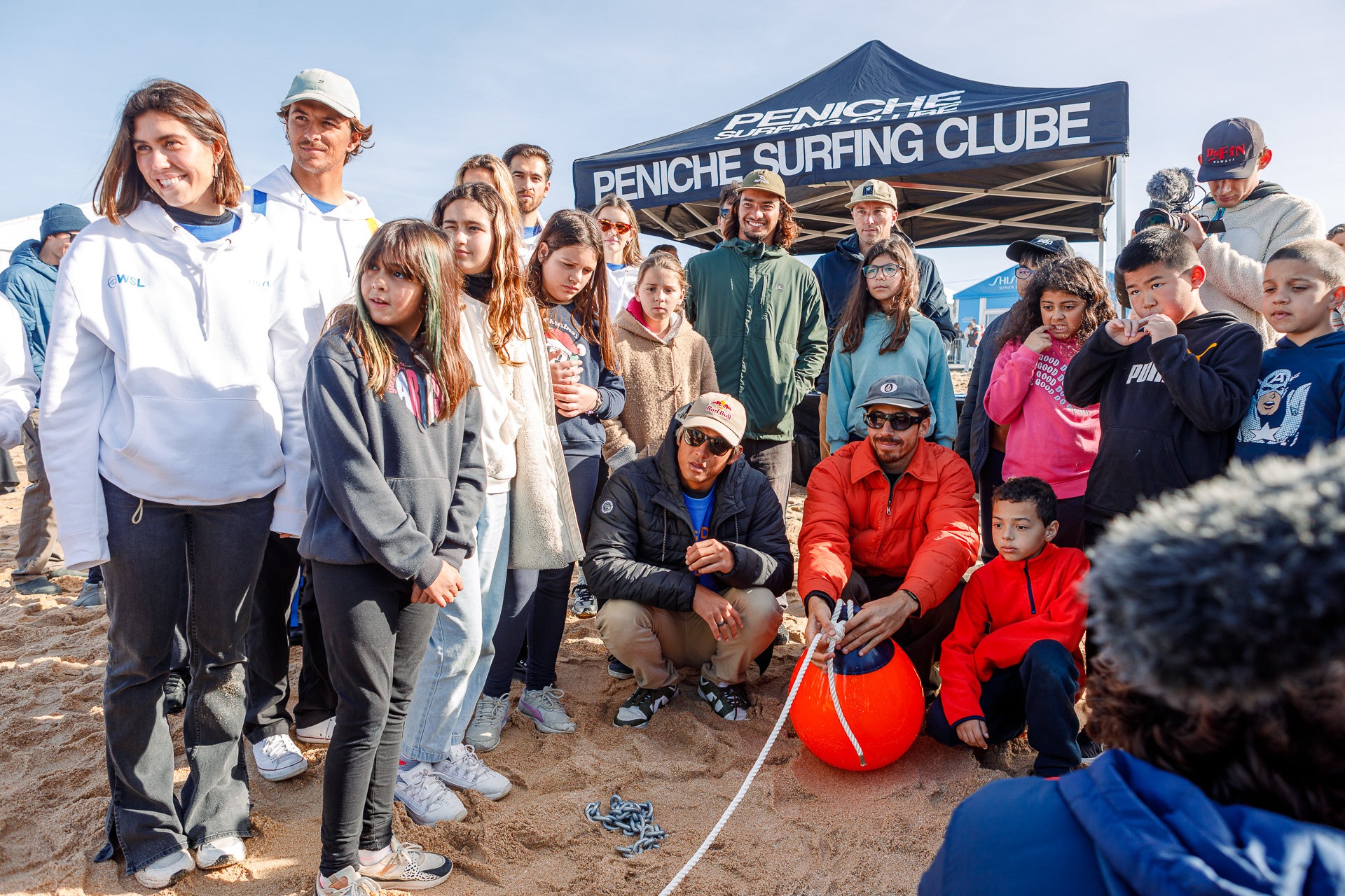 写真3　地元の子供たちが養殖のレクチャーを受ける様子