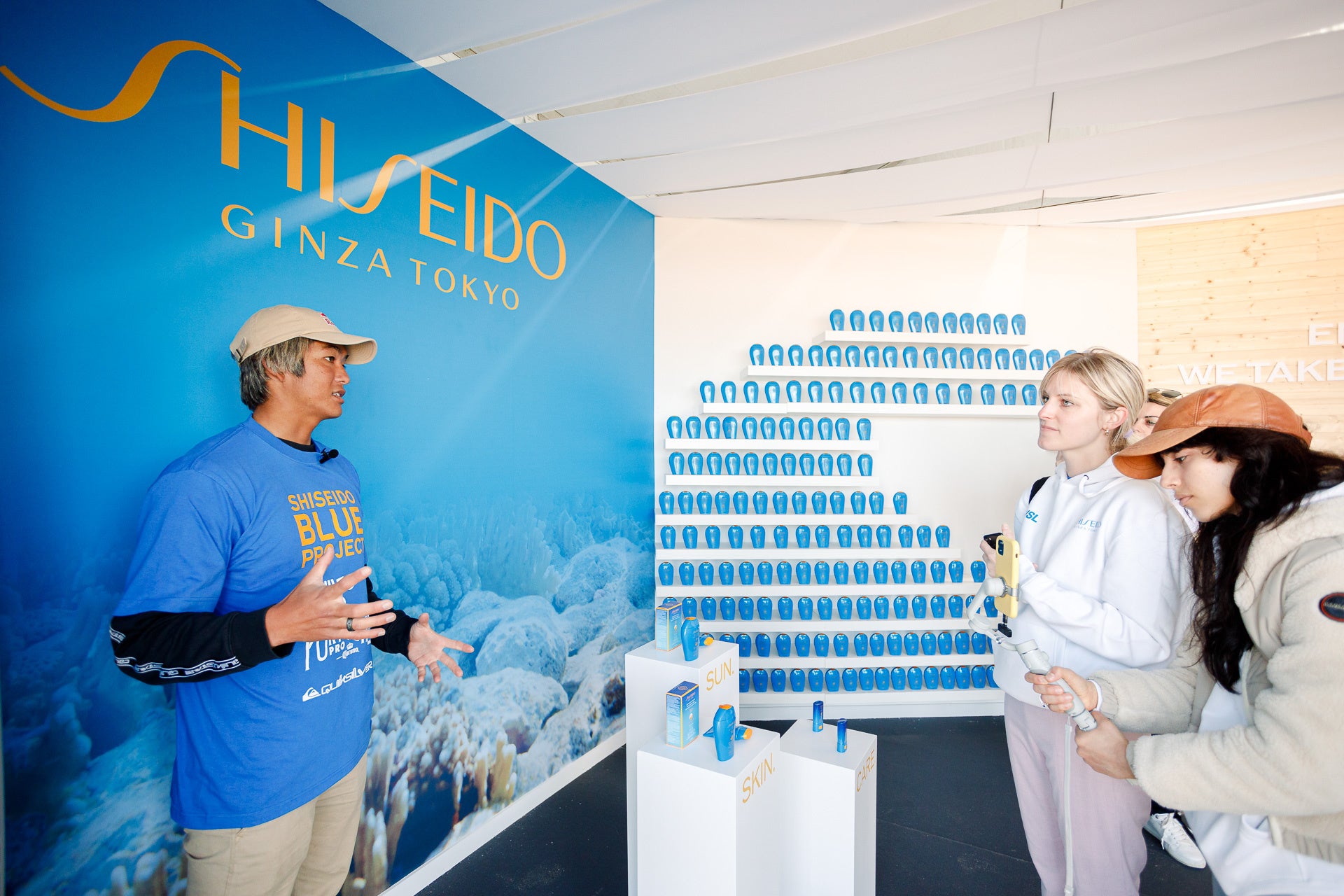 写真4 五十嵐カノア選手がインタビューを受ける様子　