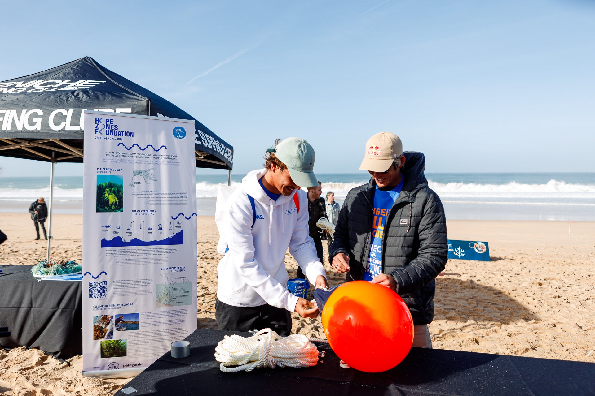 写真2 五十嵐カノア選手とインフルエンサーがコンブの養殖方法を学ぶ様子