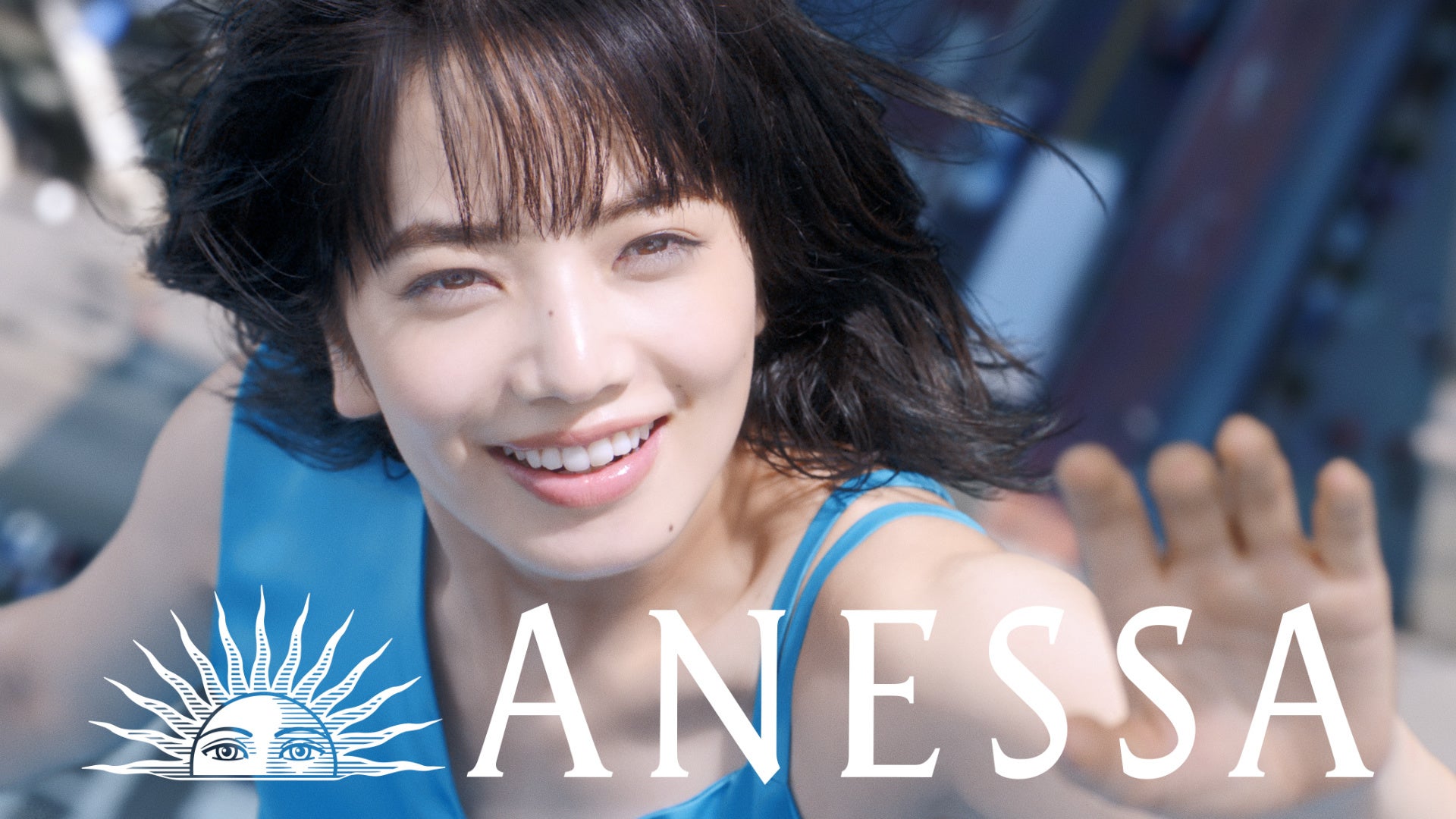 小松菜奈さんが空を駆ける！うるおい続くアネッサジェル新CM