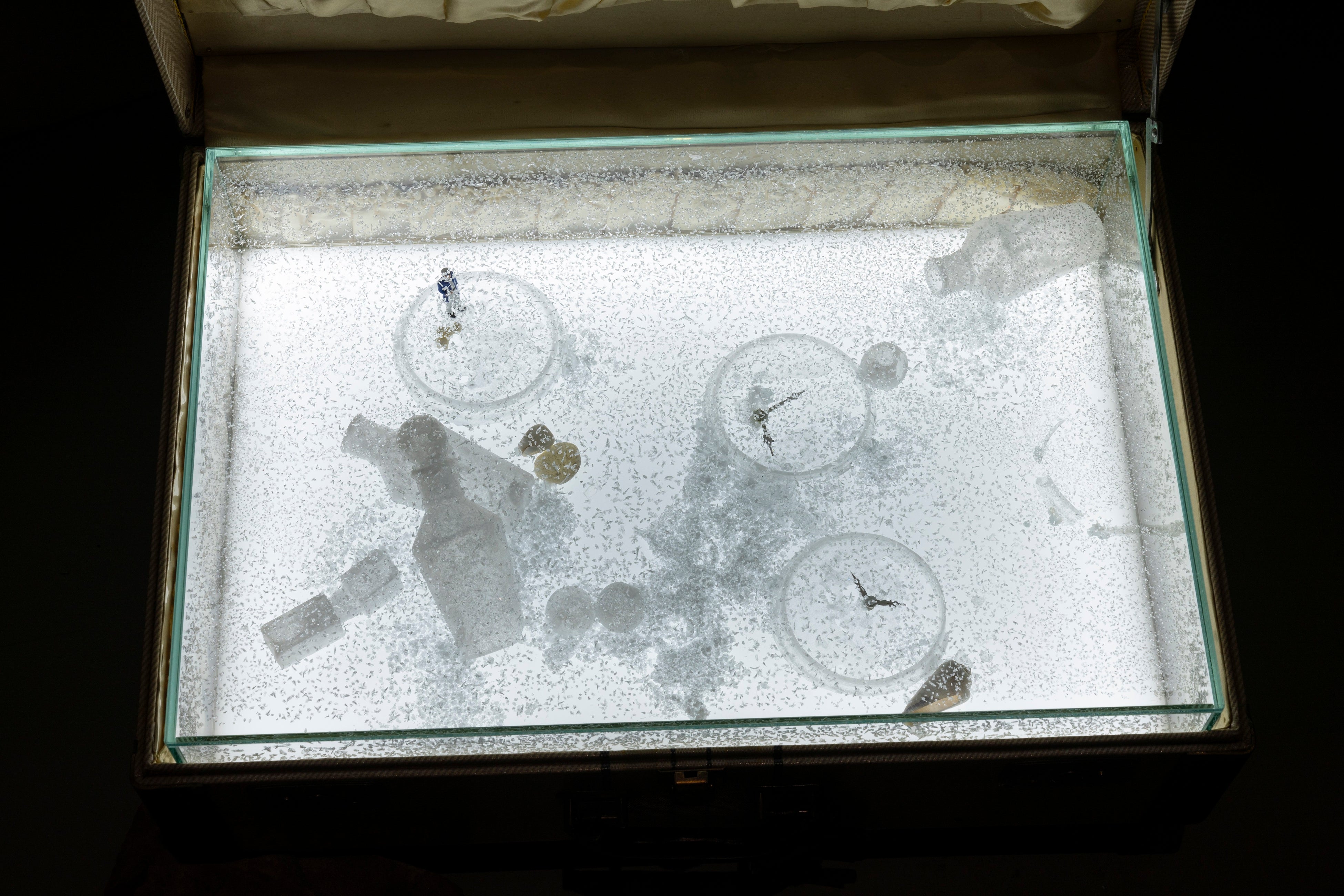 宮永愛子　《スーツケース　「海の資」》　2022　2022年展示風景より　撮影：加藤健