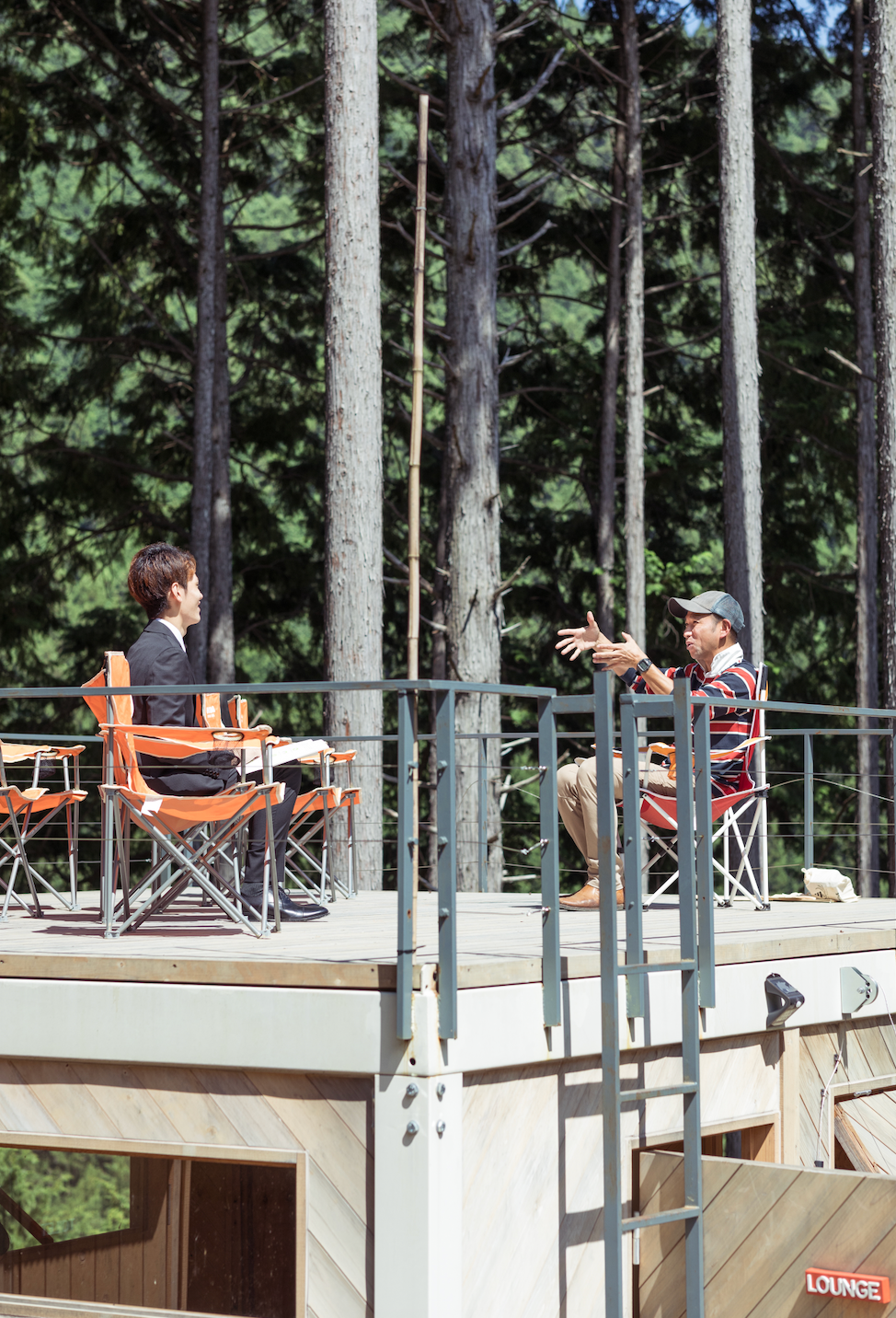 檜原村の林業会社「東京チェンソーズ」の森で企業研修を受ける