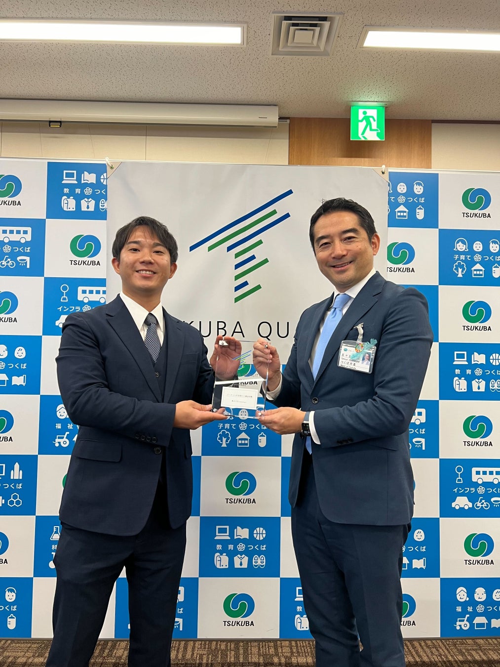 つくばクオリティ認定式の様子(右:つくば市 五十嵐立青市長 左:amulapo 取締役 松広航)