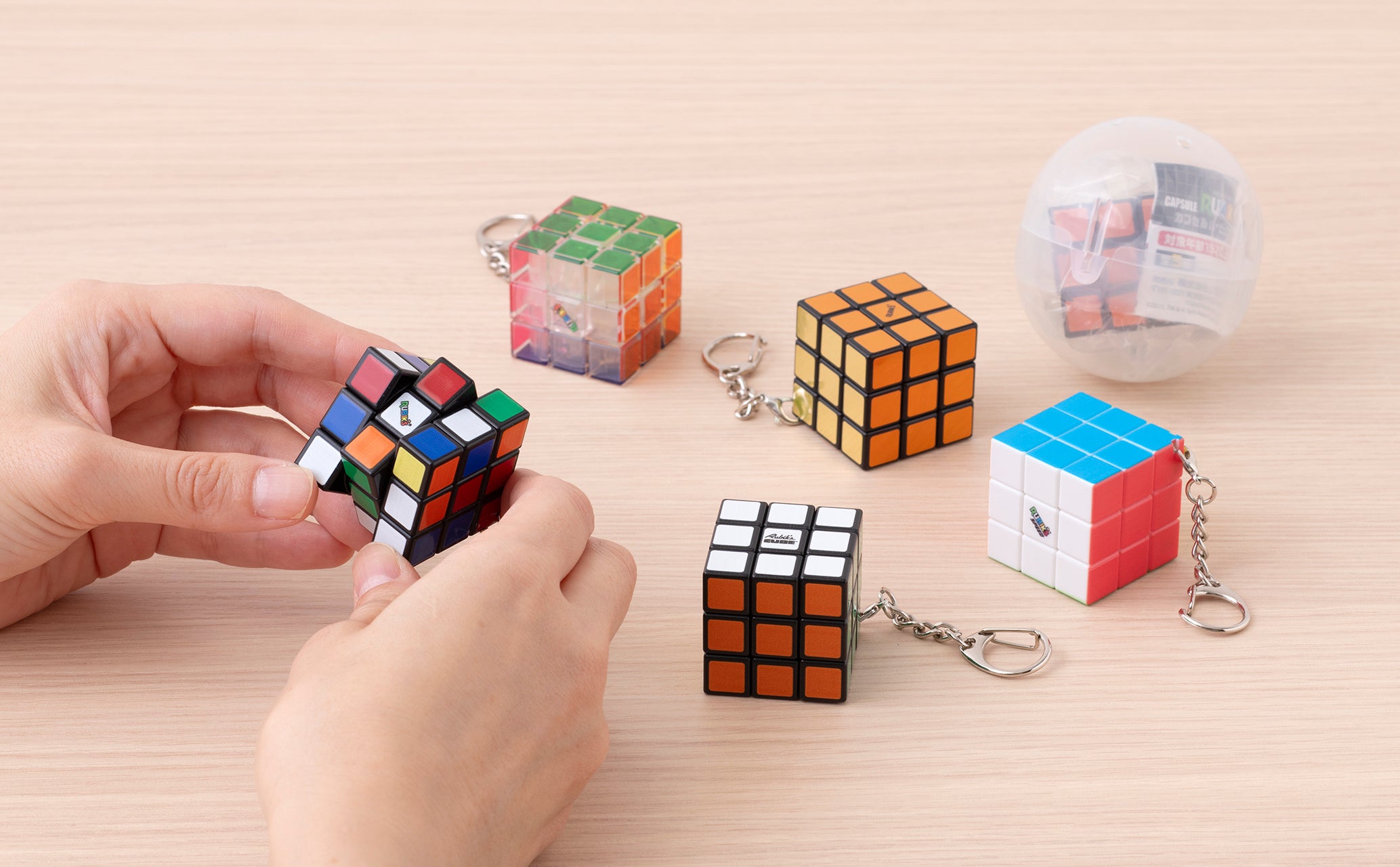 ルービックキューブ】シリーズ初のカプセルトイ！つけて可愛い＆回して