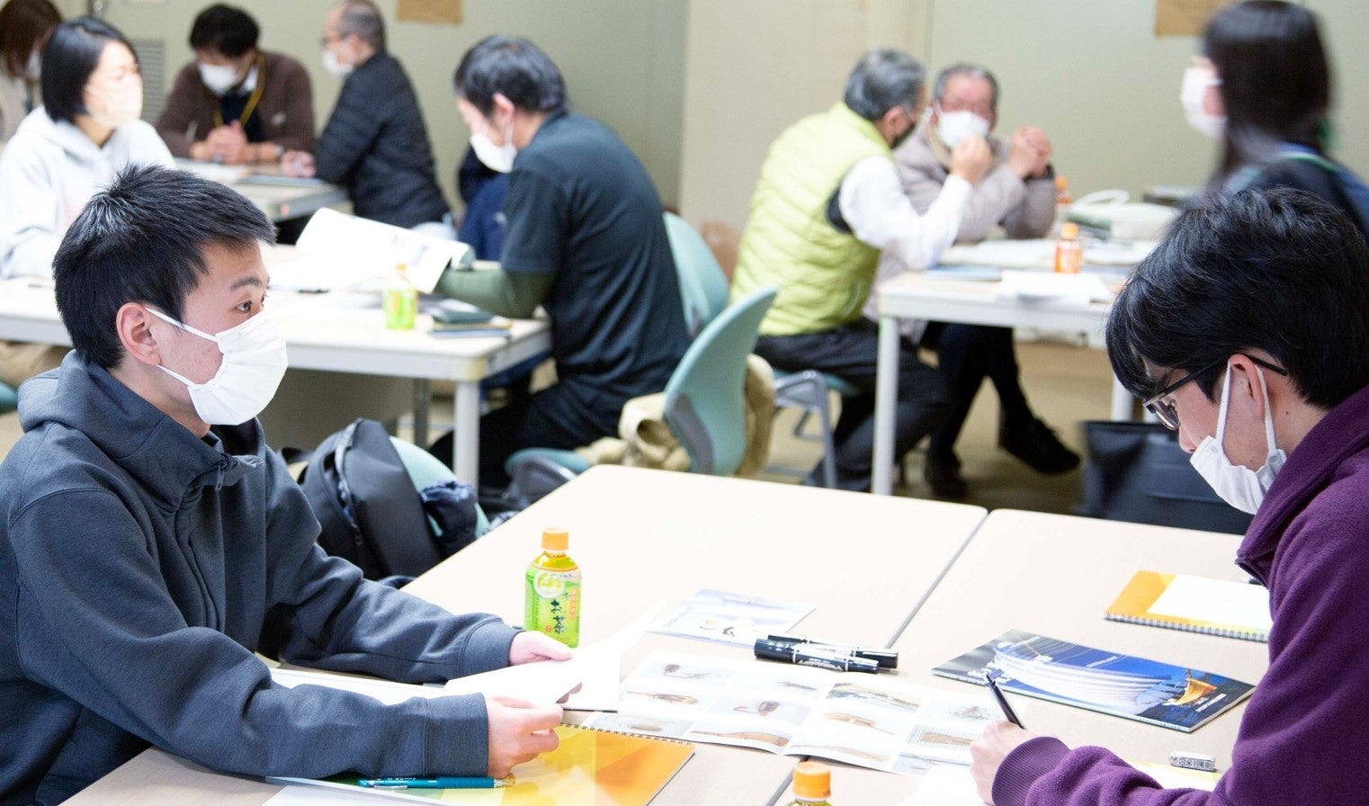 幅広い世代が参加したクイズ制作ワークショップ