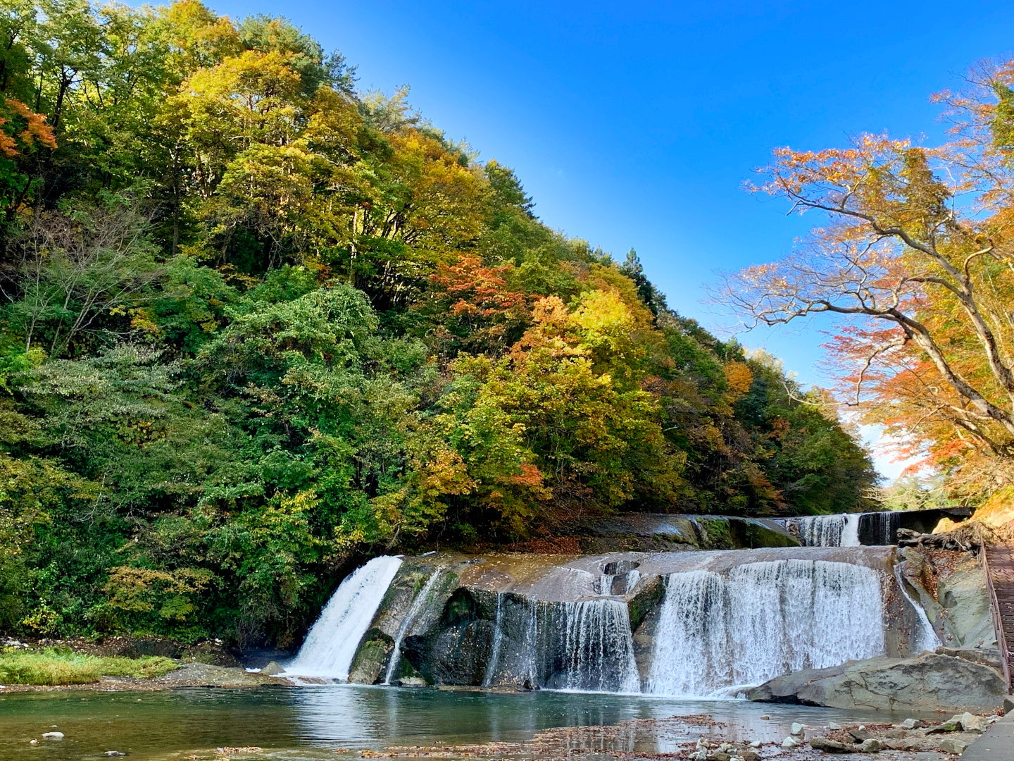 美しい水が流れる滑津大滝