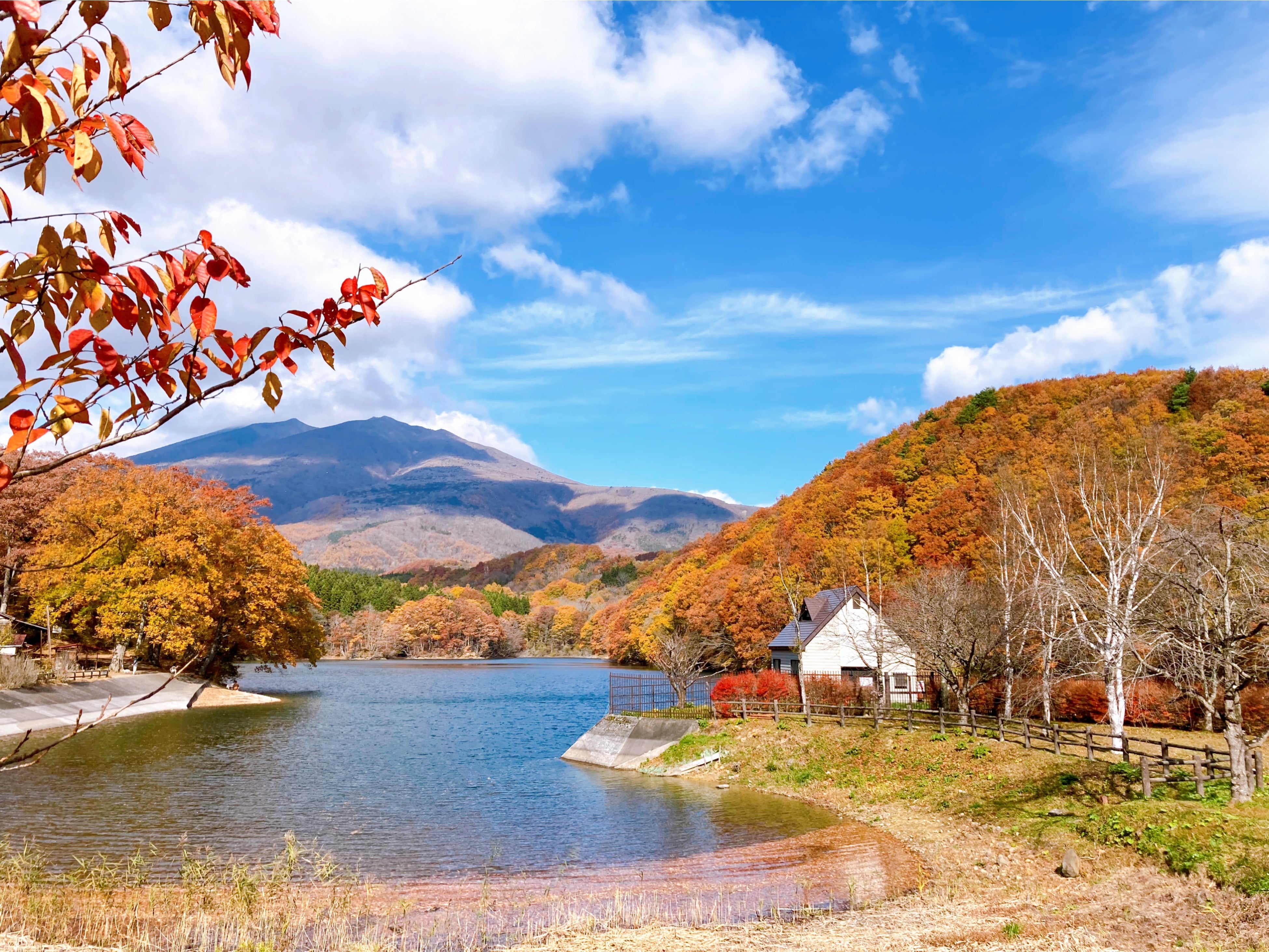 紅葉した山々に囲まれる長老湖