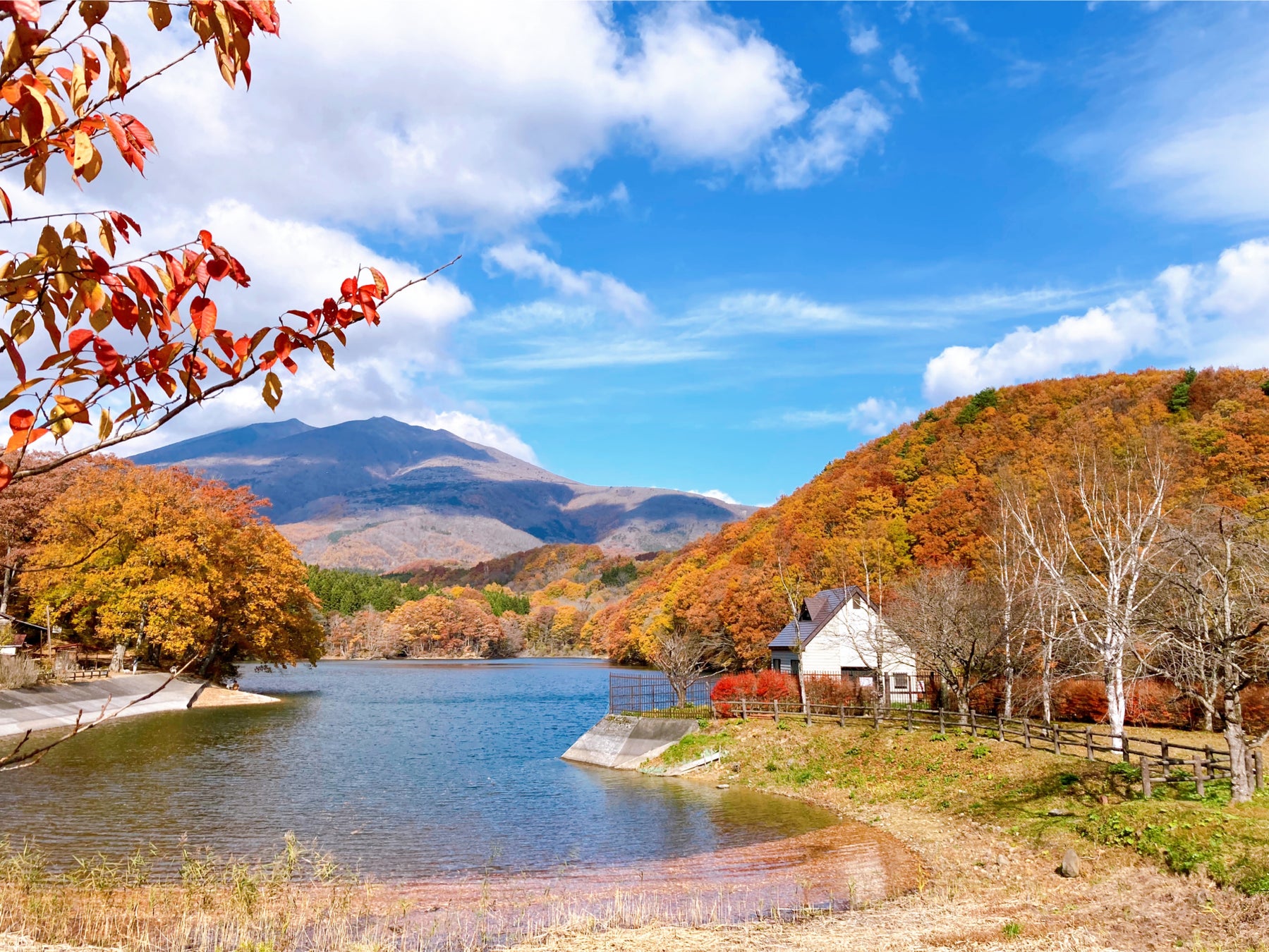 紅葉した山々に囲まれる長老湖