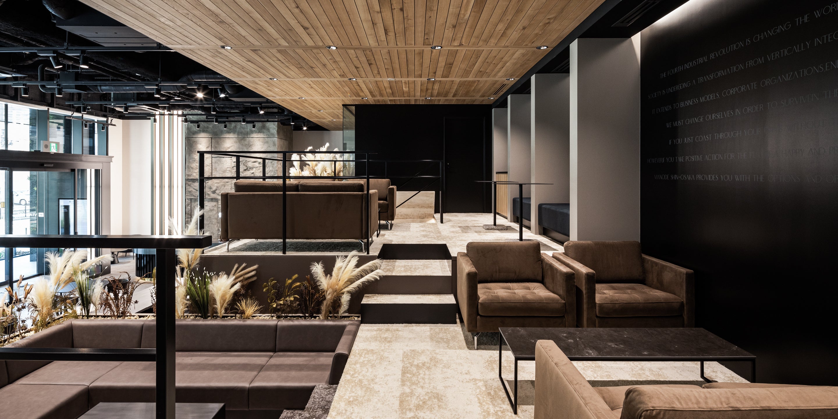 ソファを中心に、木目天井で温かみのあるスキップフロア